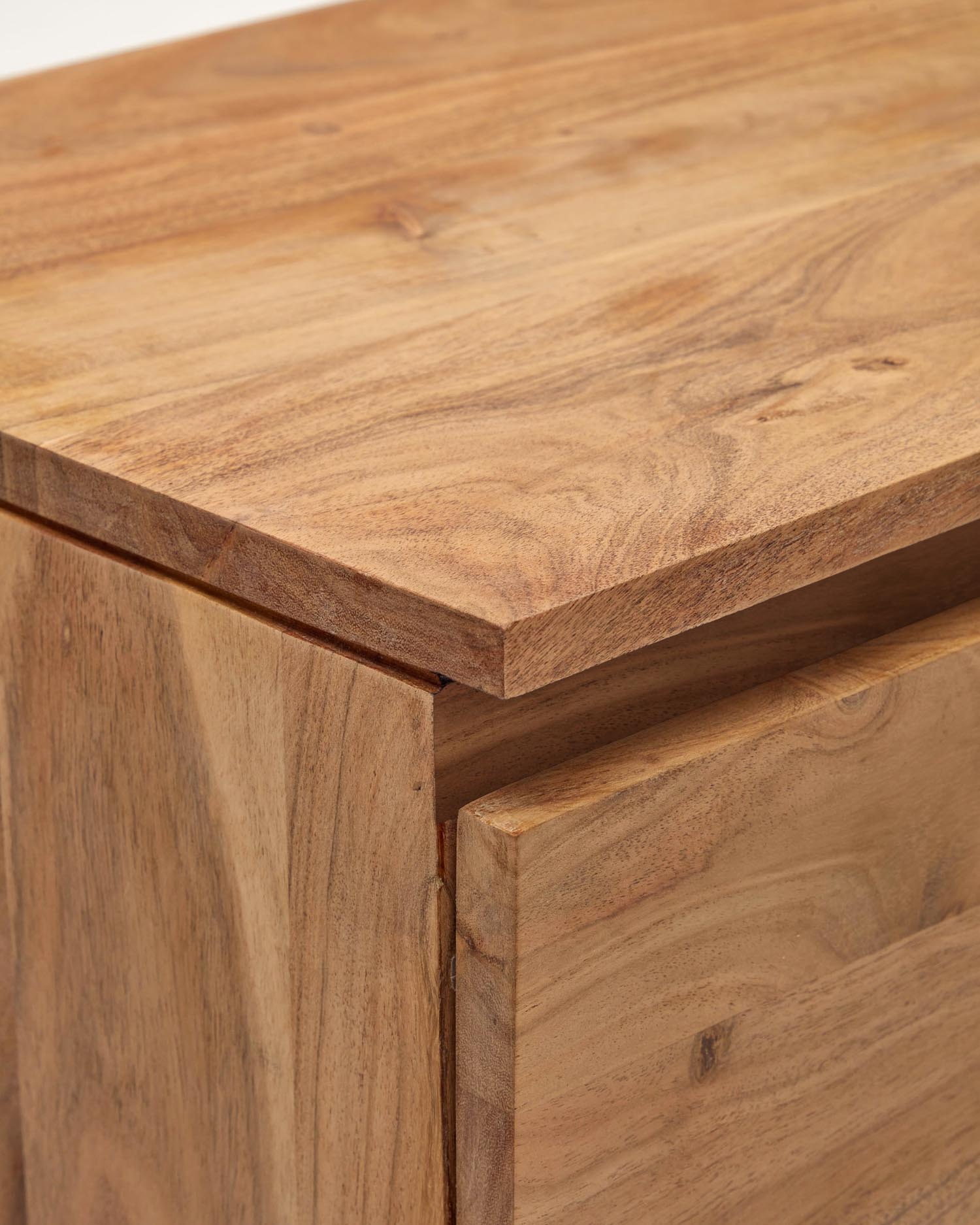 Entdecken Sie das stilvolle 4-türige Sideboard Uxue aus massivem Akazienholz mit gebleichtem Finish – ideal für jeden Wohnstil und perfekten Stauraum.