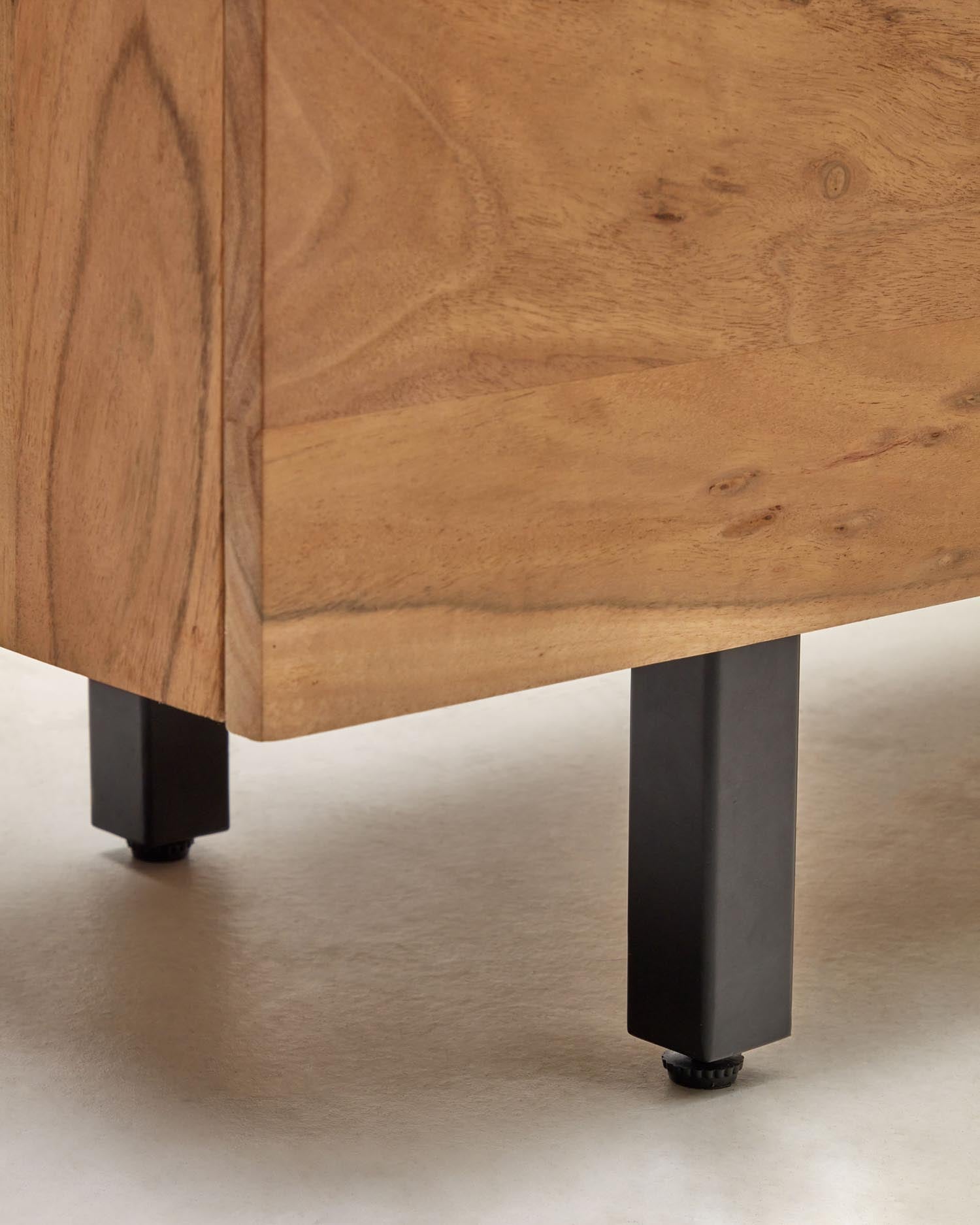 Erleben Sie das elegante 4-türige Sideboard Uxue aus hochwertigem Akazienholz mit gebleichtem Finish – ein zeitloses Möbelstück für Ihr Zuhause.