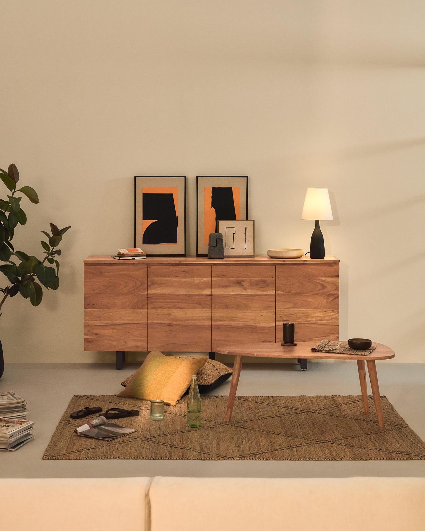 Entdecken Sie das stilvolle 4-türige Sideboard Uxue aus massivem Akazienholz mit elegantem gebleichtem Finish – ideal für jeden Wohnraum.