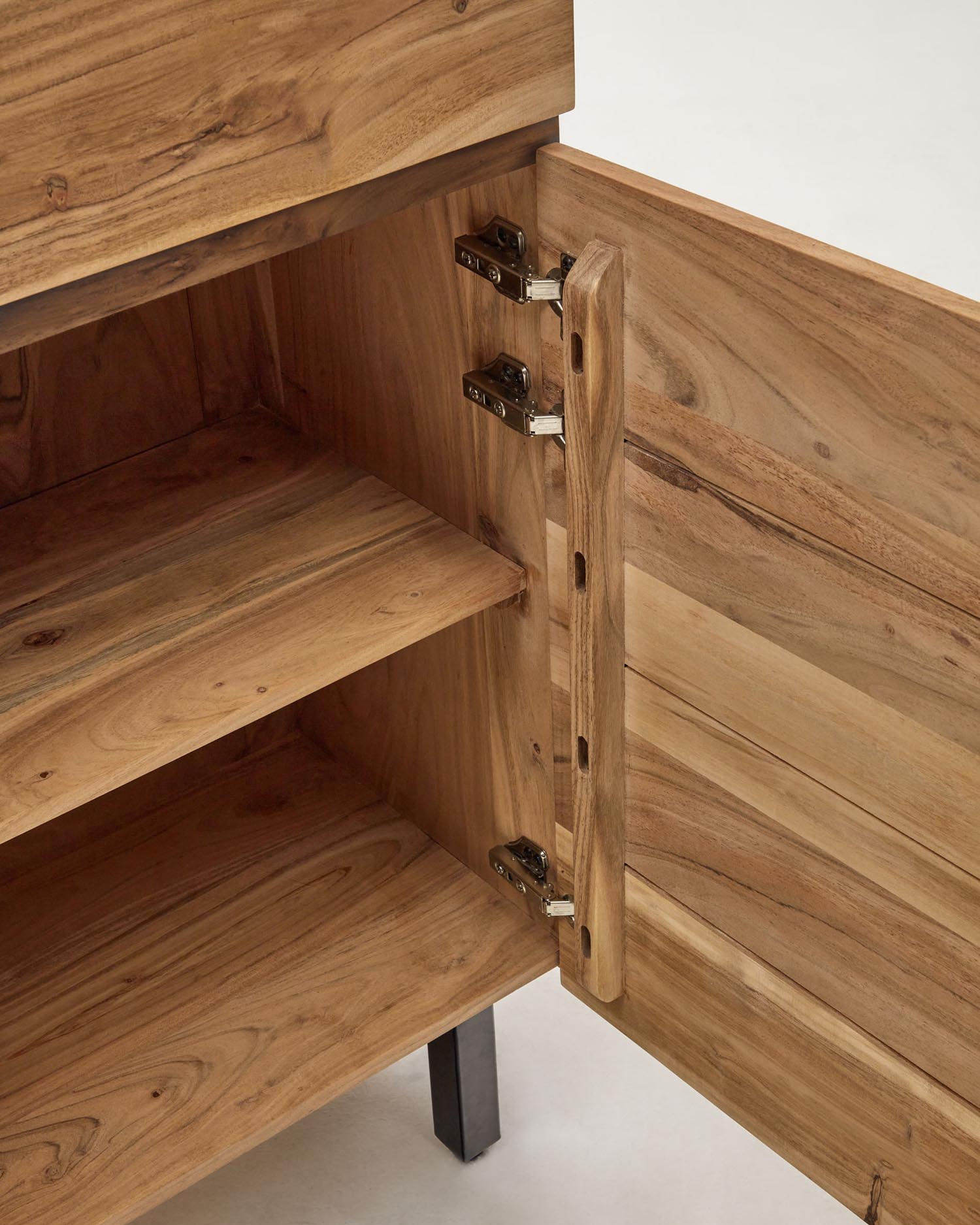 Erleben Sie das elegante 4-türige Highboard Uxue aus hochwertigem Akazienholz mit modernem gebleichtem Finish und stabilen Stahlbeinen – ein Must-Have für Ihr Zuhause!