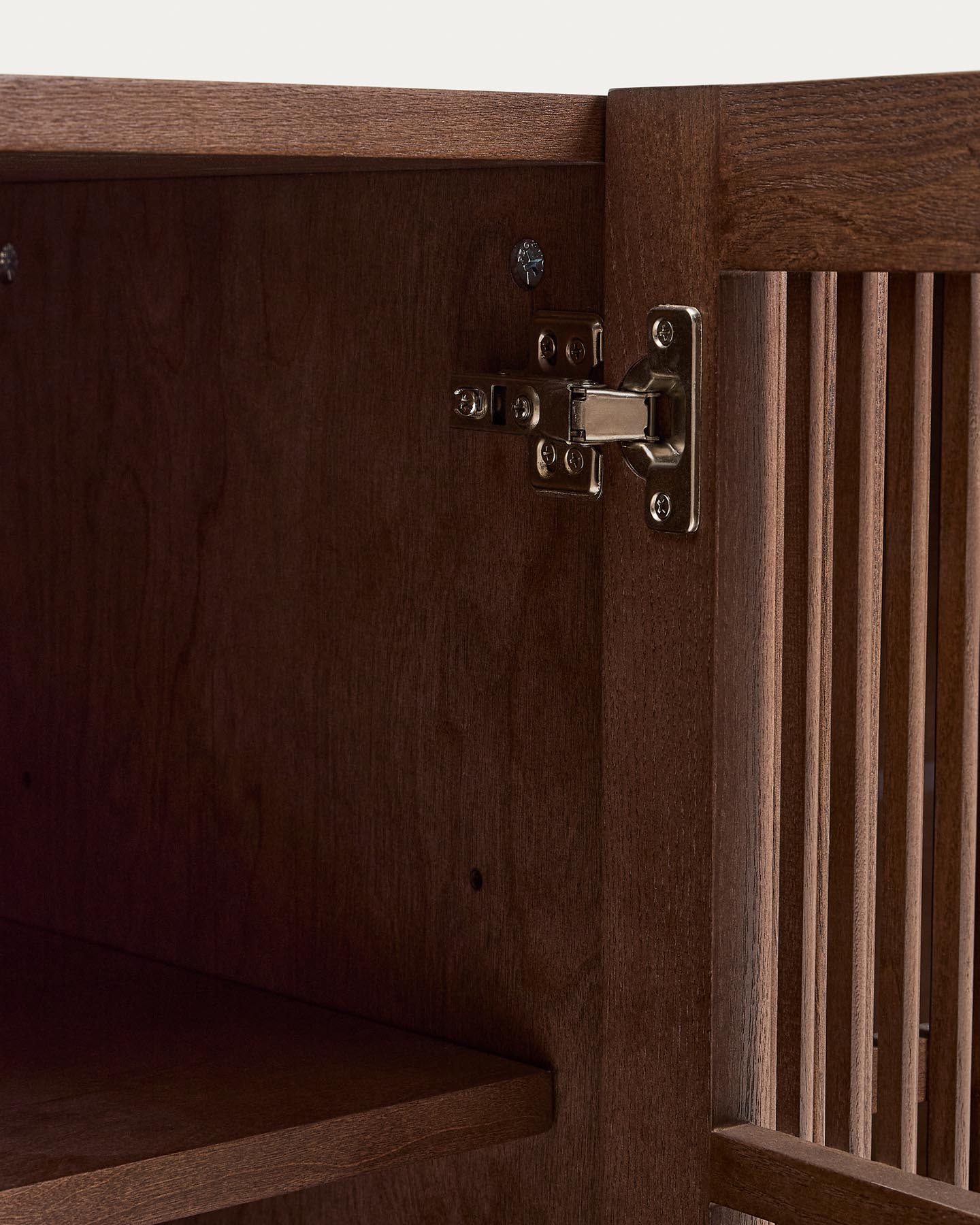 Sideboard Beyla mit 4 Türen aus Eschenfurnier und Massivholz aus Esche mit nussbaumfarbenem Finish 180 x 71,5 cm FSC 100% in Dunkelbraun präsentiert im Onlineshop von KAQTU Design AG. Sideboard ist von Kave Home