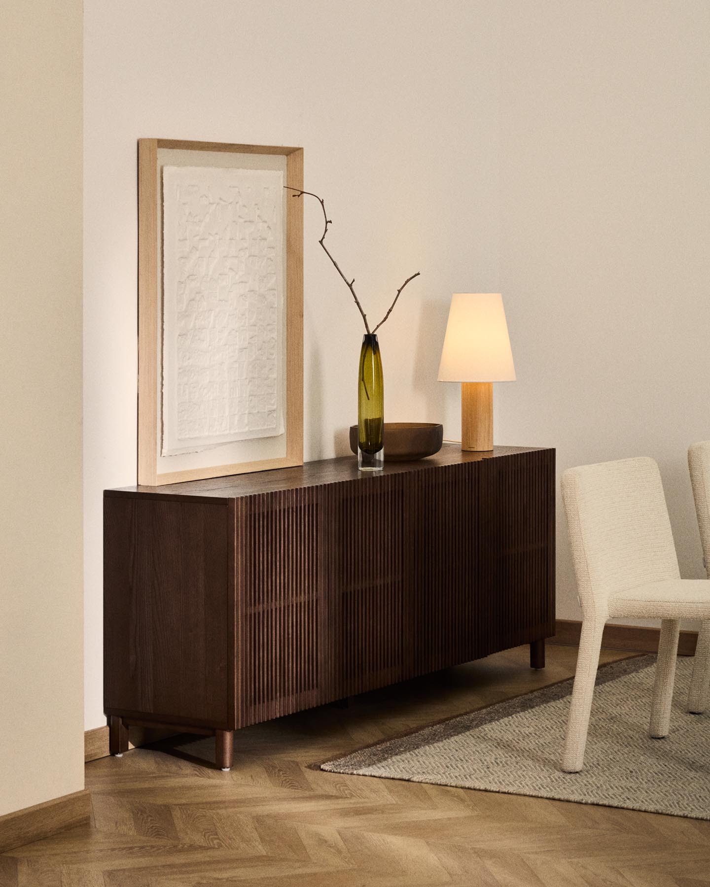 Sideboard Beyla mit 4 Türen aus Eschenfurnier und Massivholz aus Esche mit nussbaumfarbenem Finish 180 x 71,5 cm FSC 100% in Dunkelbraun präsentiert im Onlineshop von KAQTU Design AG. Sideboard ist von Kave Home