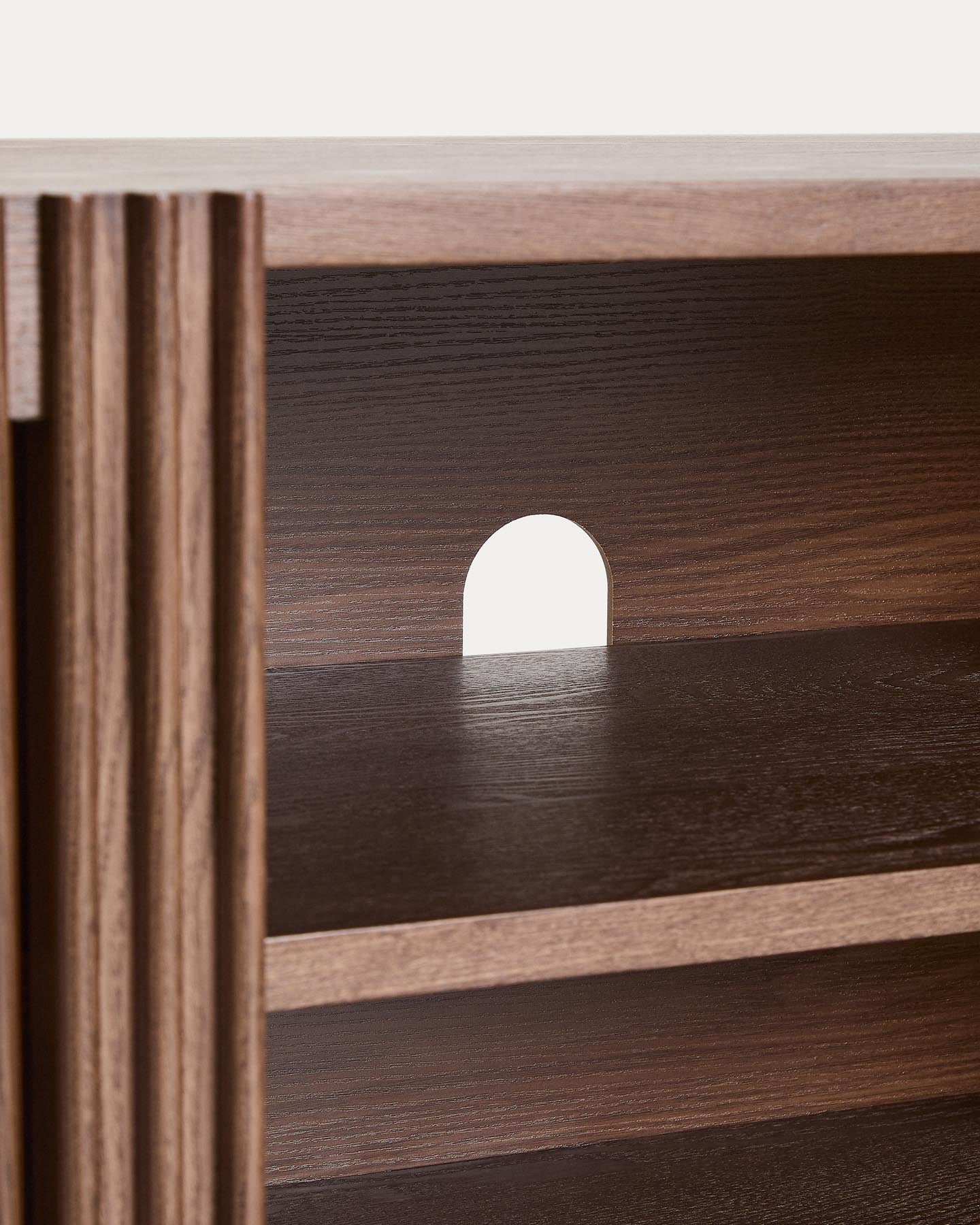 TV-Möbel Beyla mit 2 Türen aus Eschenfurnier und Massivholz aus Esche mit nussbaumfarbenem Finish 180 x 49,5 cm FSC 100% in Dunkelbraun präsentiert im Onlineshop von KAQTU Design AG. TV-Möbel ist von Kave Home