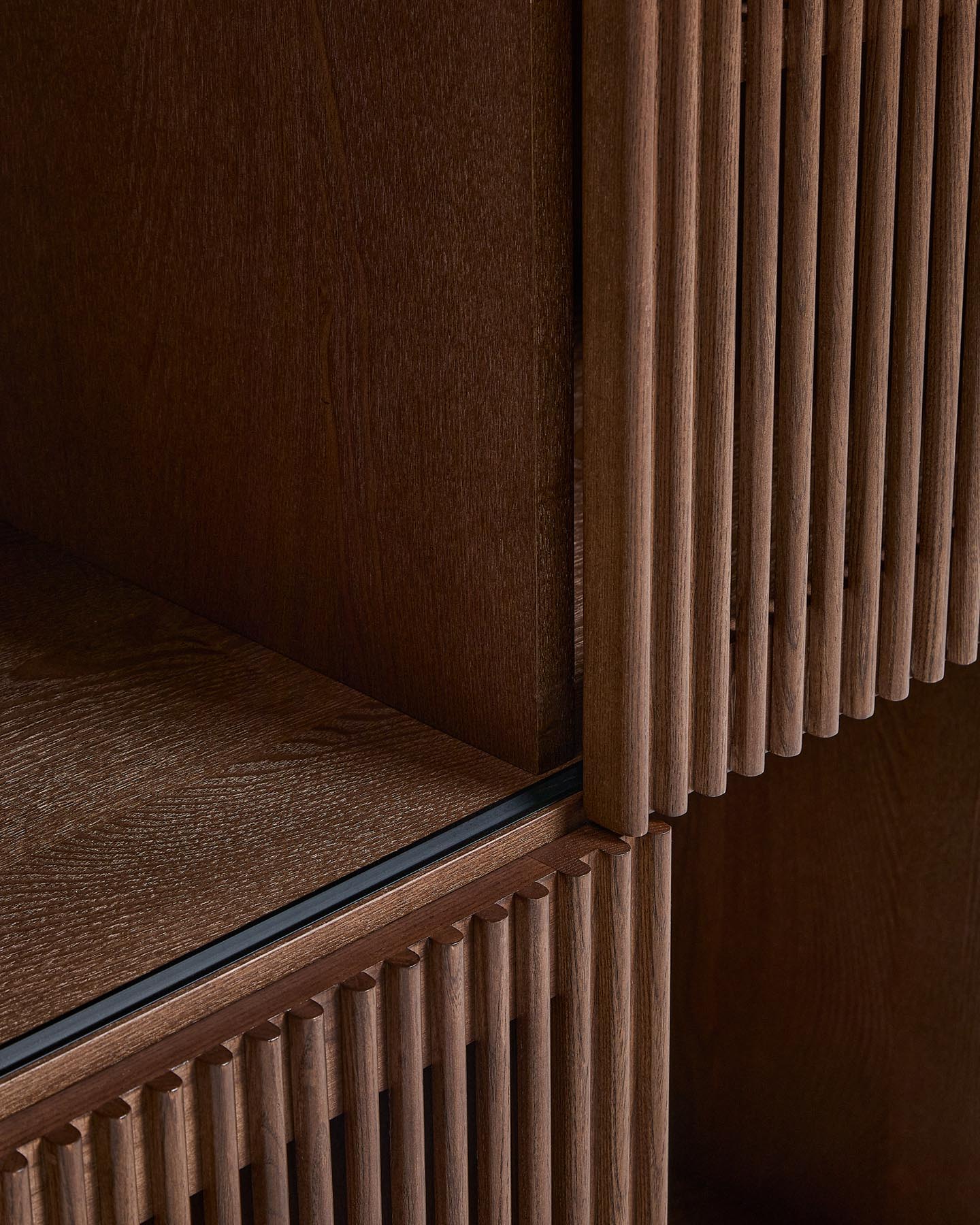 Regal Beyla aus Furnier und Massivholz aus Esche mit nussbaumfarbenem Finish 84,5 x 170 cm FSC 100% in Dunkelbraun präsentiert im Onlineshop von KAQTU Design AG. Bücherregal ist von Kave Home