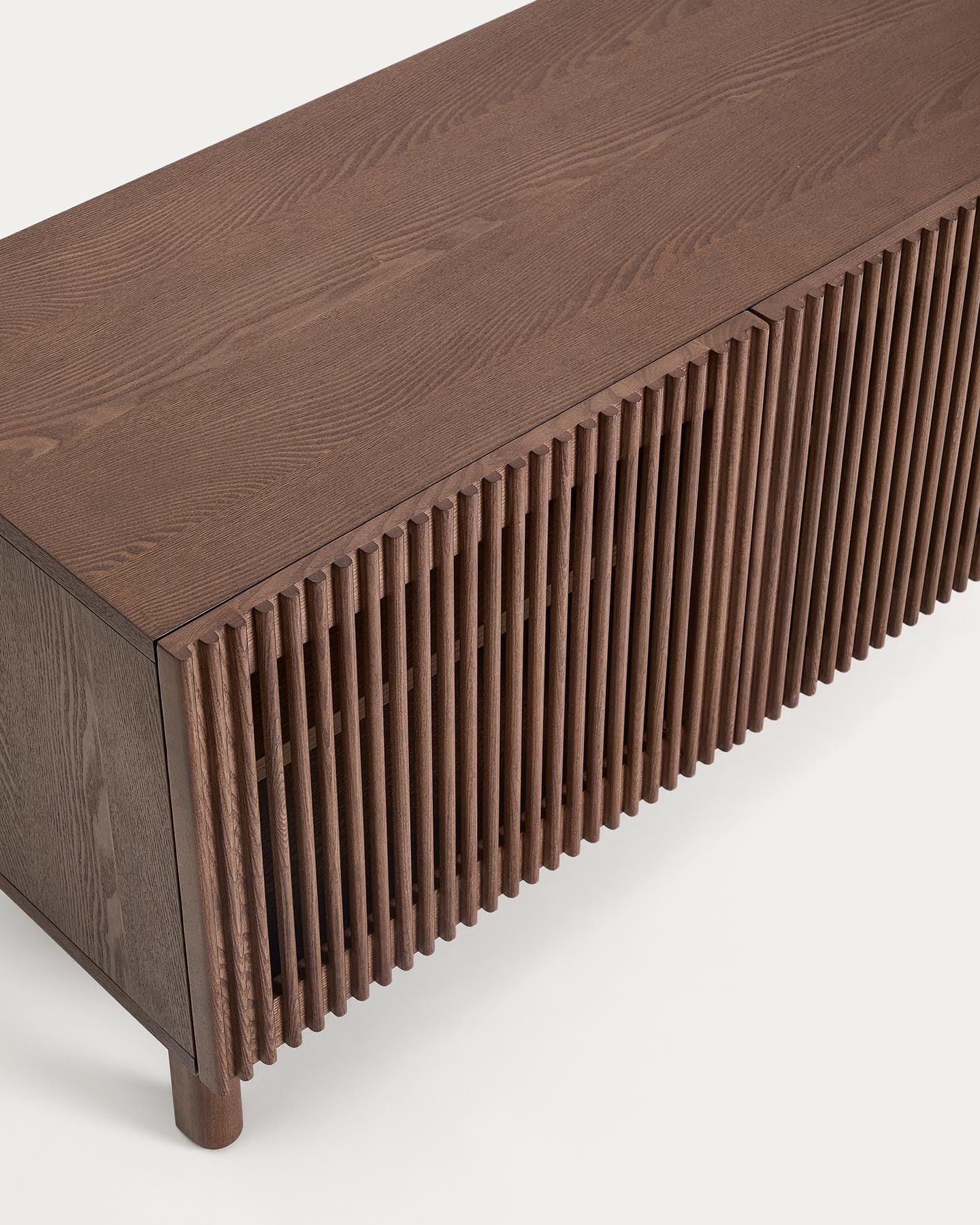 Schuhschrank Beyla mit 2 Türen aus Eschenfurnier und Massivholz aus Esche mit nussbaumfarbenem Finish 98,5 cm FSC 100% in Dunkelbraun präsentiert im Onlineshop von KAQTU Design AG. Schuhschrank ist von Kave Home