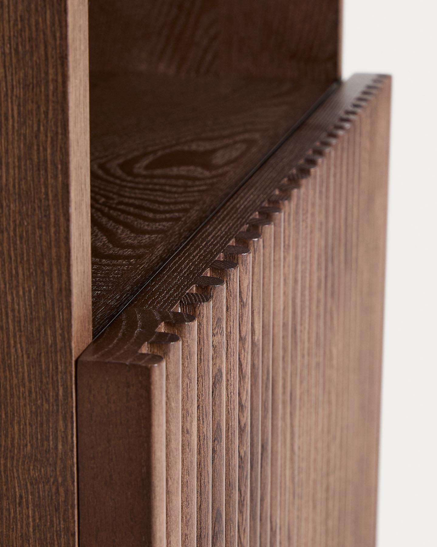 Nachttisch Beyla aus Furnier und Massivholz aus Esche mit nussbaumfarbenem Finish 53 x 62,5 cm FSC 100% in Dunkelbraun präsentiert im Onlineshop von KAQTU Design AG. Beistelltisch ist von Kave Home