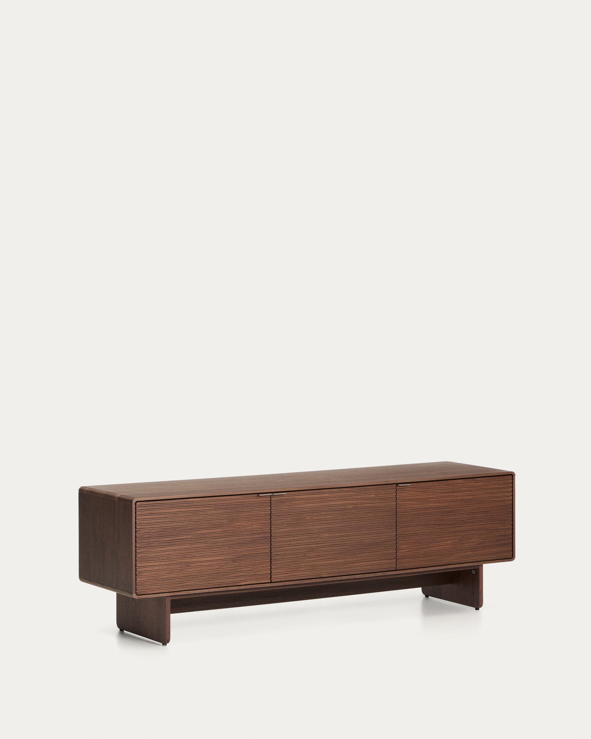 TV-Möbel Norlen mit 3 Türen in Nussbaumfurnier, FSC Mix Credit, 150 x 40 cm in Dunkelbraun präsentiert im Onlineshop von KAQTU Design AG. TV-Möbel ist von Kave Home