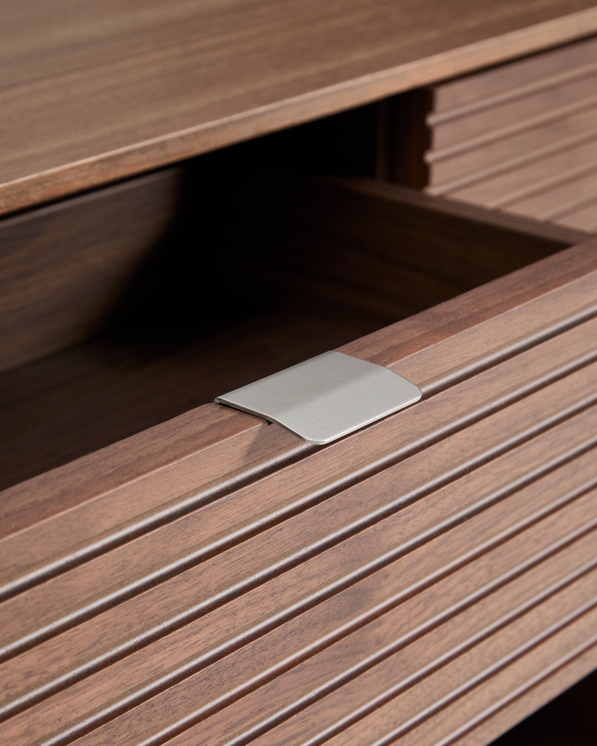 Konsolentisch Norlen in Nussbaumfurnier mit 2 Schubladen und Regalboden, FSC Mix Credit, 120 x 81 cm in Dunkelbraun präsentiert im Onlineshop von KAQTU Design AG. Konsolentisch ist von Kave Home