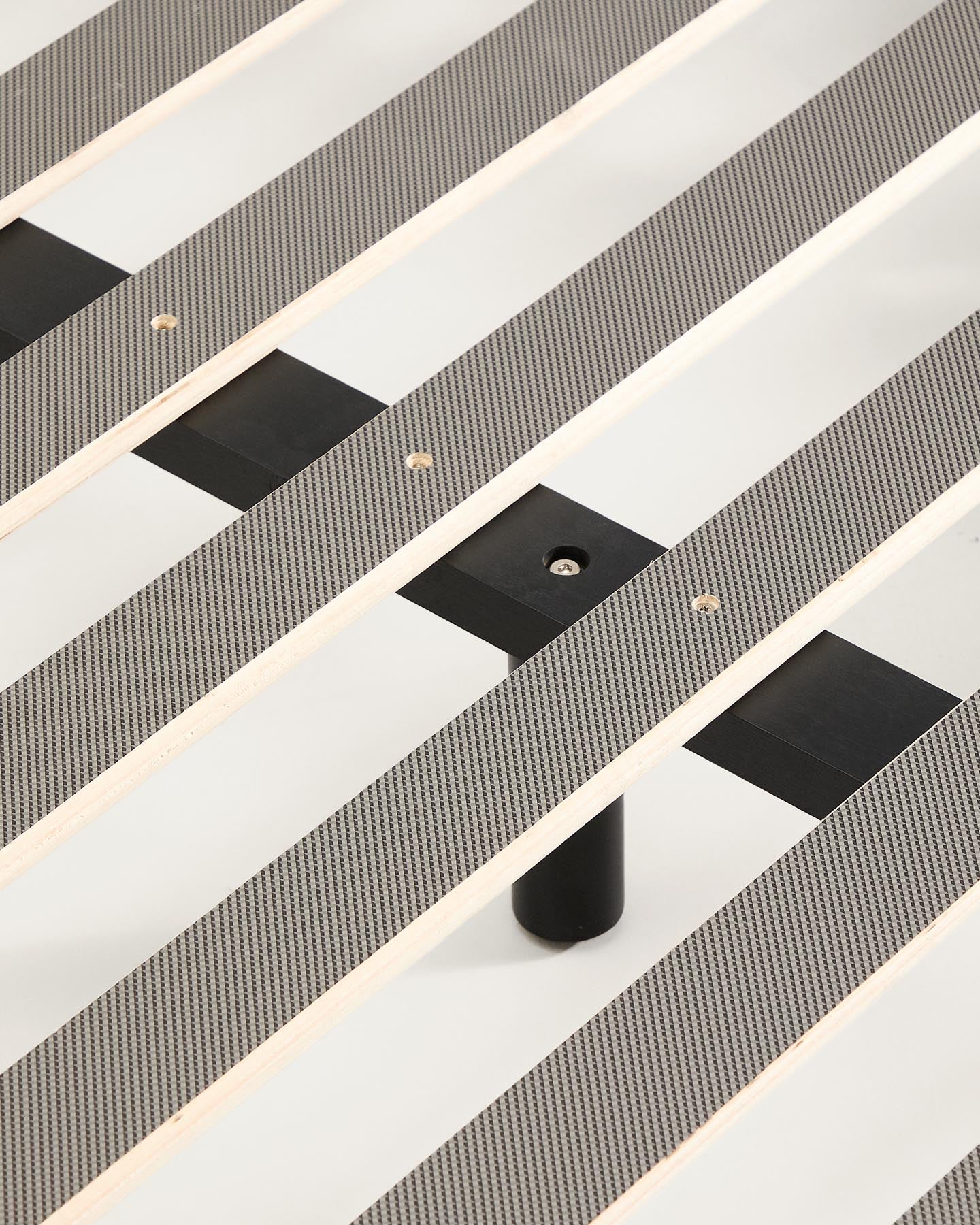 Unterbau Norlen aus Nussbaumfurnier mit dunklem Finish für Matratzen 160 x 200 cm FSC Mix Credit in Dunkelbraun präsentiert im Onlineshop von KAQTU Design AG. Bett ist von Kave Home