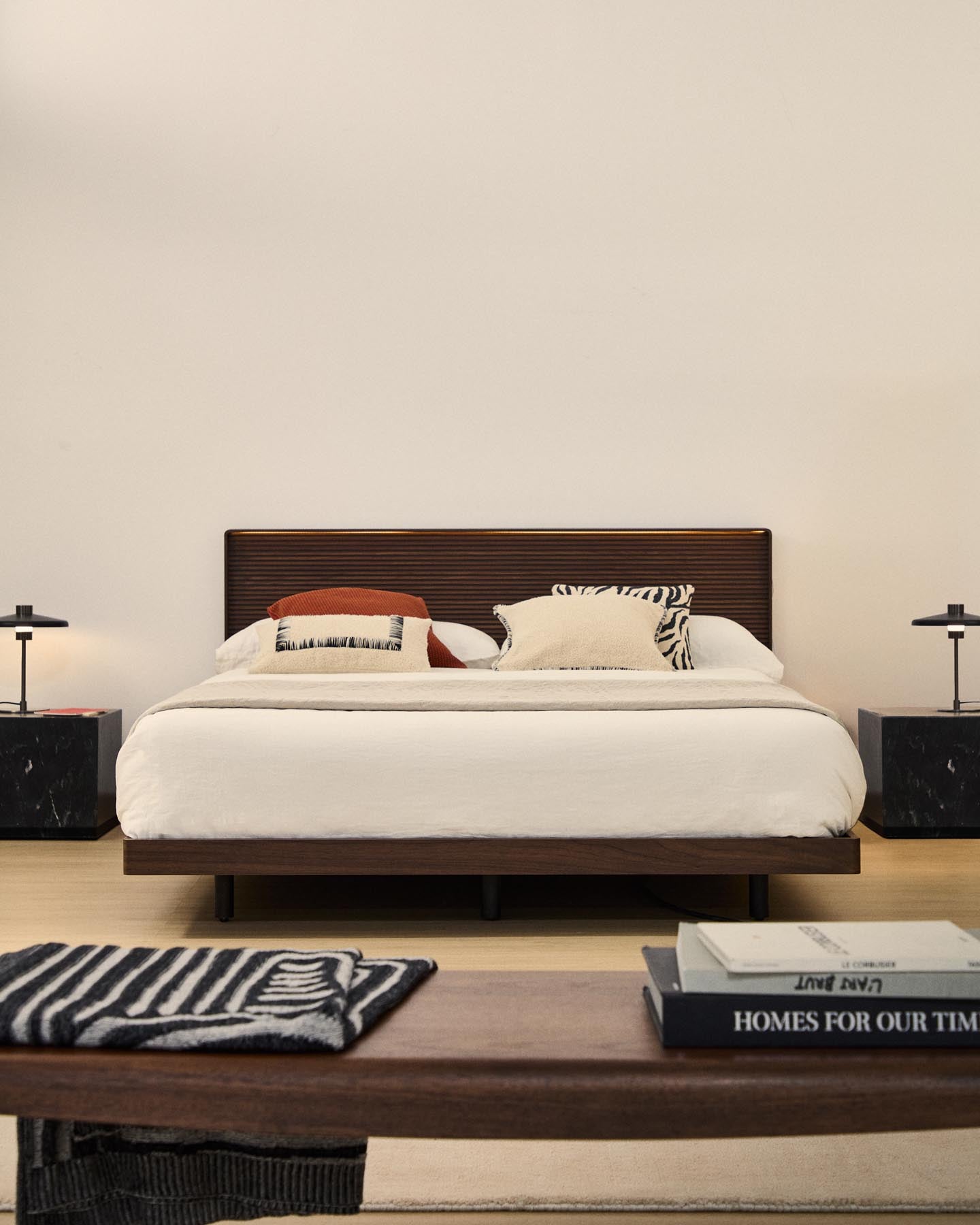 Bettkopfteil Norlen aus Nussbaumfurnier mit dunklem Finish und LED-Licht für Betten 160 x 200 cm FSC Mix Credit in Dunkelbraun präsentiert im Onlineshop von KAQTU Design AG. Zubehör Bett ist von Kave Home