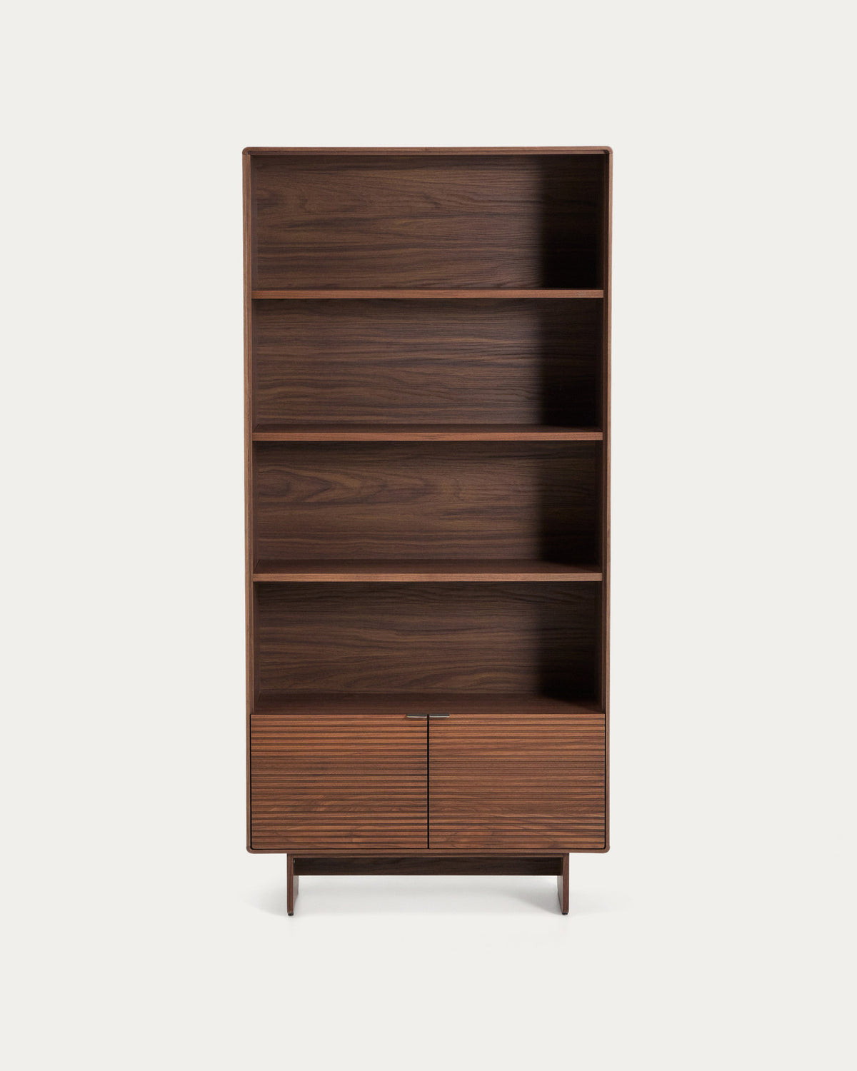 Regal Norlen aus Nussbaumfurnier FSC Mix Credit 90 x 190 cm in Dunkelbraun präsentiert im Onlineshop von KAQTU Design AG. Standregal ist von Kave Home
