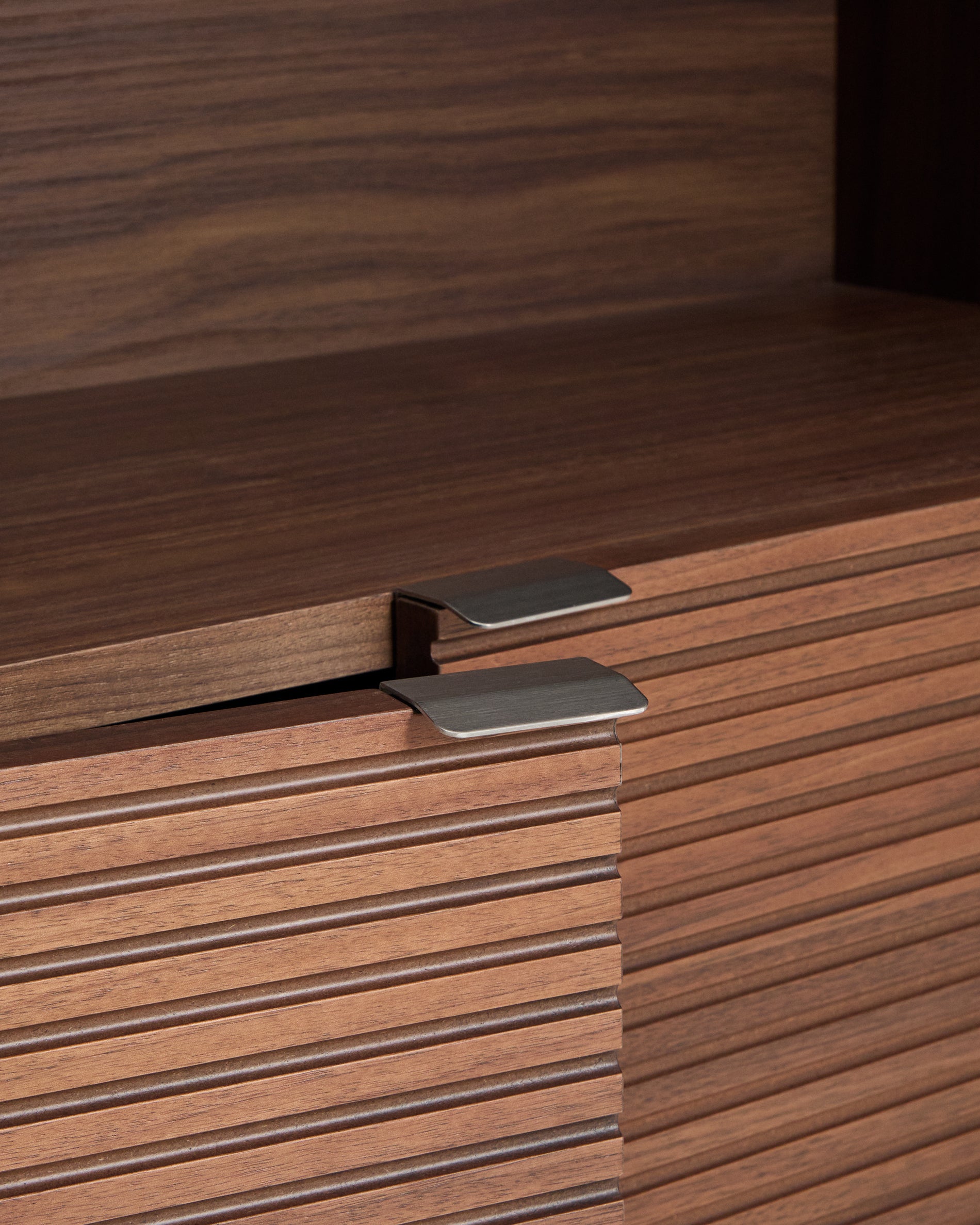 Regal Norlen in Nussbaumfurnier, FSC Mix Credit, 90 x 190 cm in Dunkelbraun präsentiert im Onlineshop von KAQTU Design AG. Standregal ist von Kave Home