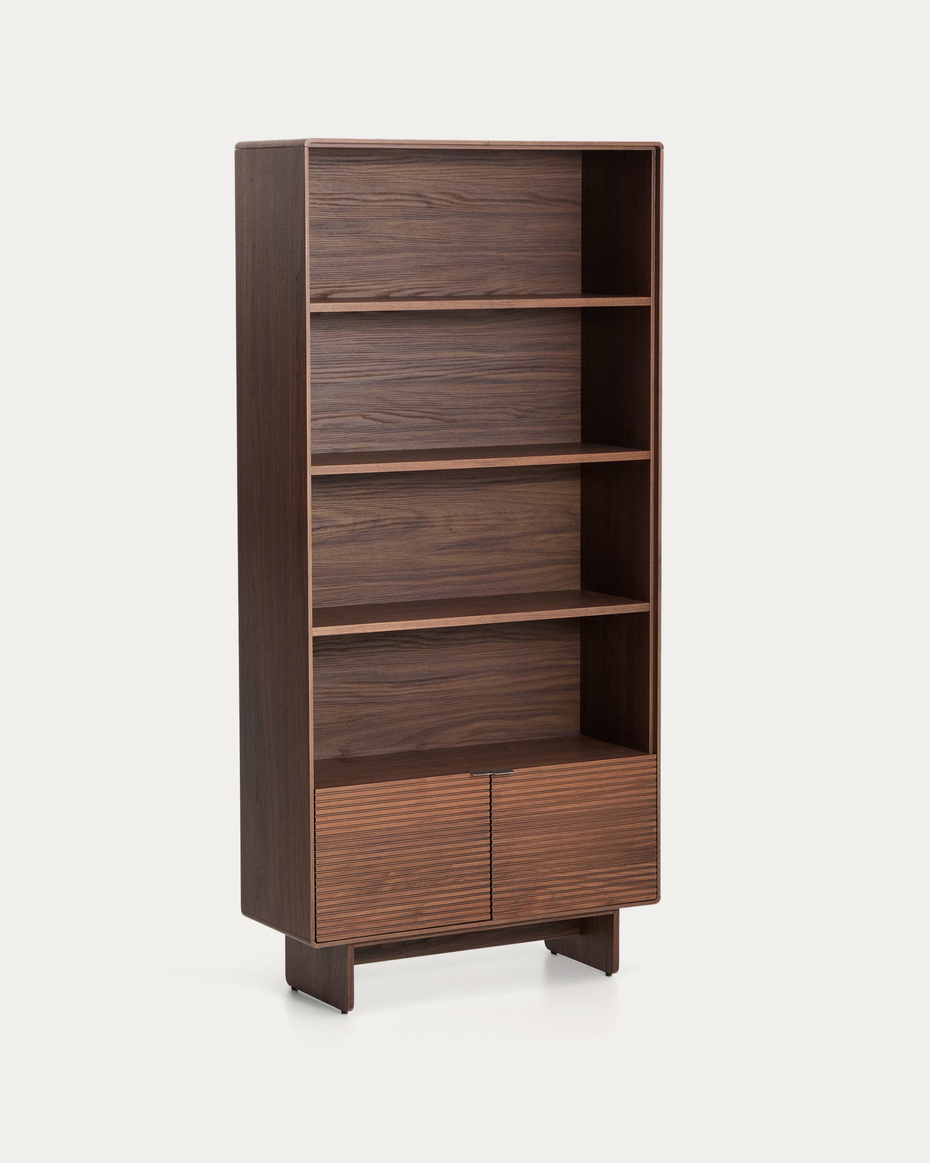 Regal Norlen in Nussbaumfurnier, FSC Mix Credit, 90 x 190 cm in Dunkelbraun präsentiert im Onlineshop von KAQTU Design AG. Standregal ist von Kave Home