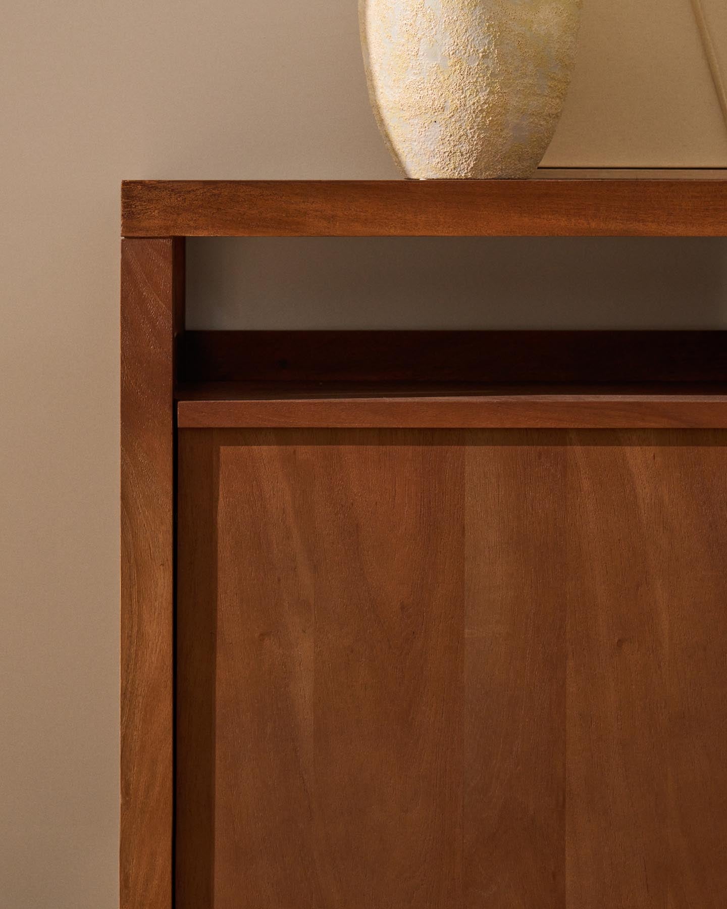 Sideboard Norani aus massivem Akazienholz und Akazienfurnier 180 x 85 cm in Braun präsentiert im Onlineshop von KAQTU Design AG. Sideboard ist von Kave Home