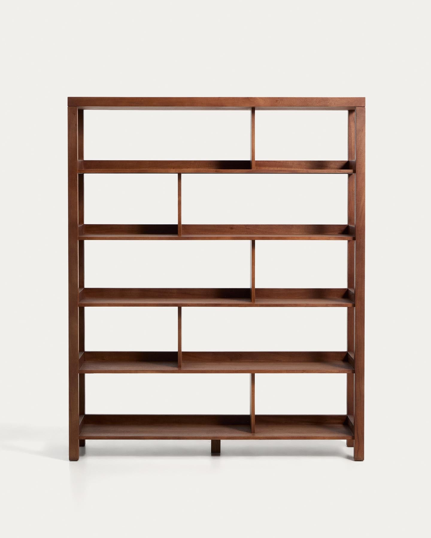 Regal Norani aus massivem Akazienholz und Akazienfurnier 150 x 185 cm in Braun präsentiert im Onlineshop von KAQTU Design AG. Standregal ist von Kave Home