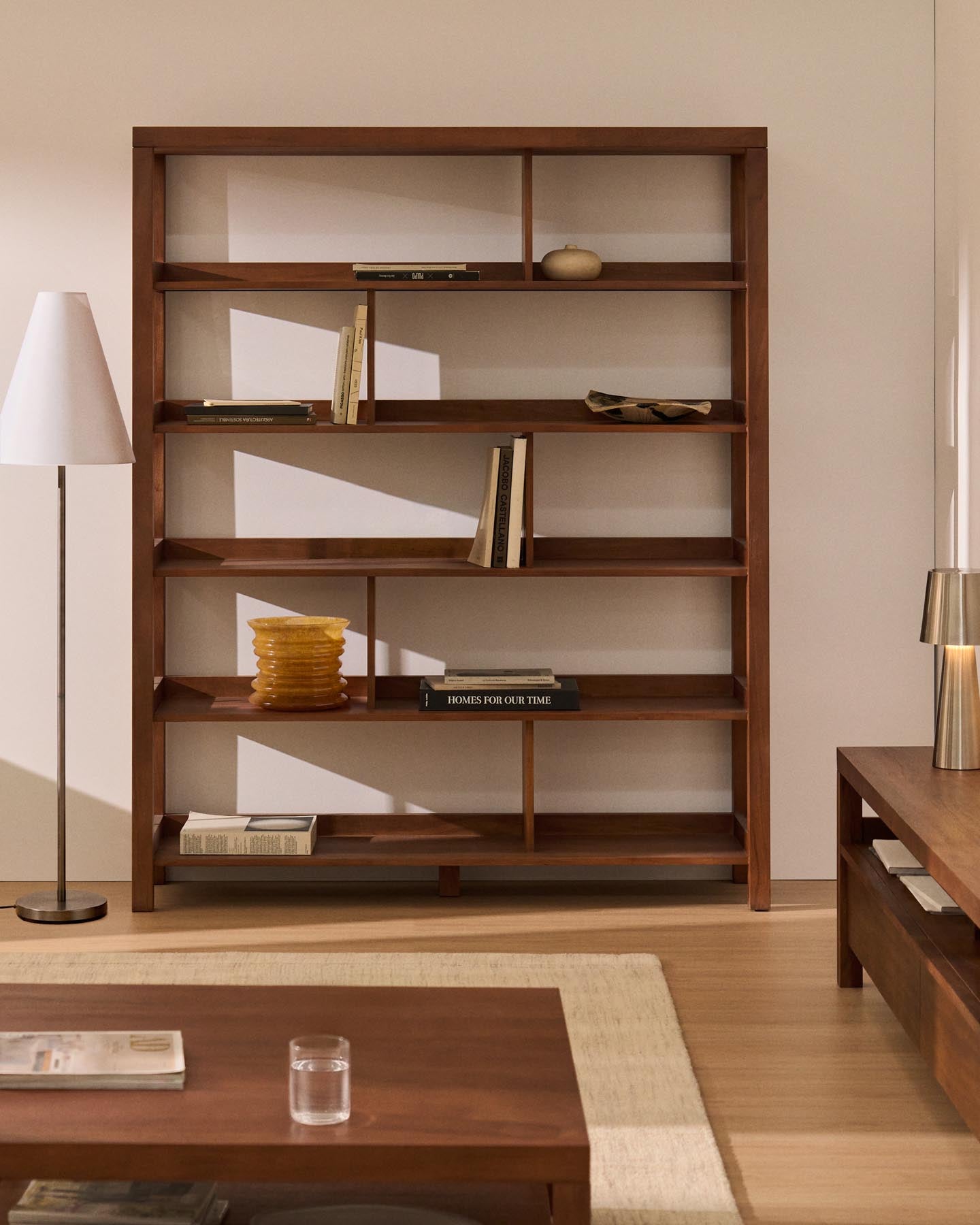 Regal Norani aus massivem Akazienholz und Akazienfurnier 150 x 185 cm in Braun präsentiert im Onlineshop von KAQTU Design AG. Standregal ist von Kave Home