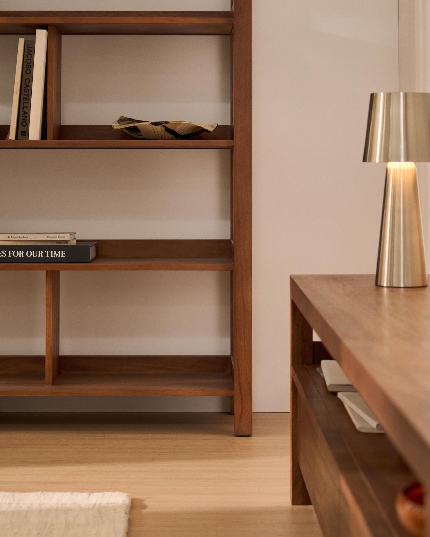 Regal Norani aus massivem Akazienholz und Akazienfurnier 150 x 185 cm in Braun präsentiert im Onlineshop von KAQTU Design AG. Standregal ist von Kave Home