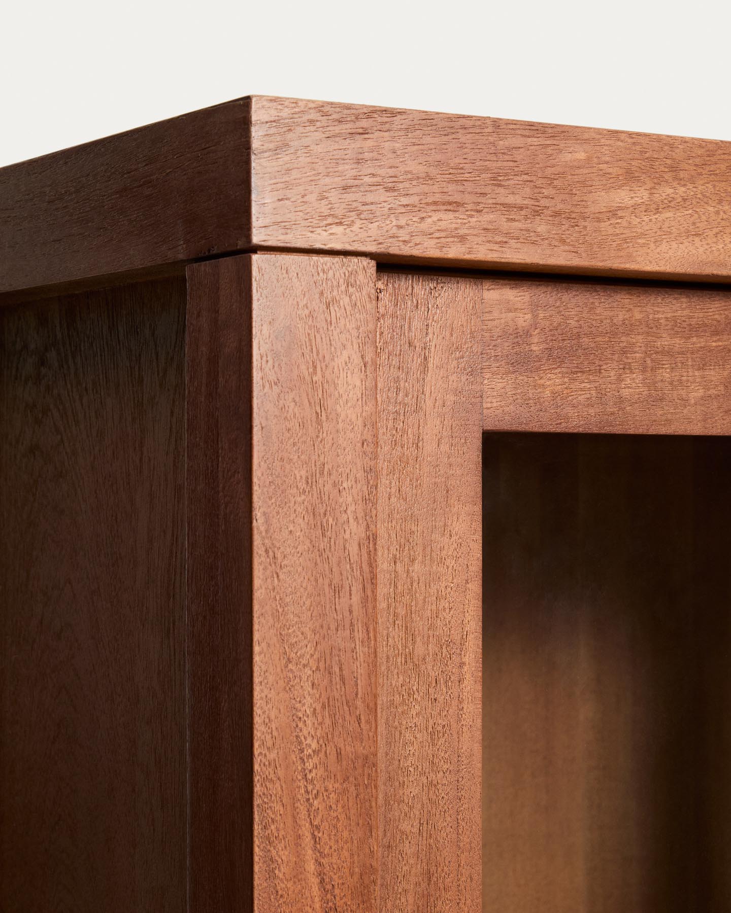 Vitrine Norani aus massivem Akazienholz und Akazienfurnier 110 x 185 cm in Braun präsentiert im Onlineshop von KAQTU Design AG. Vitrine ist von Kave Home