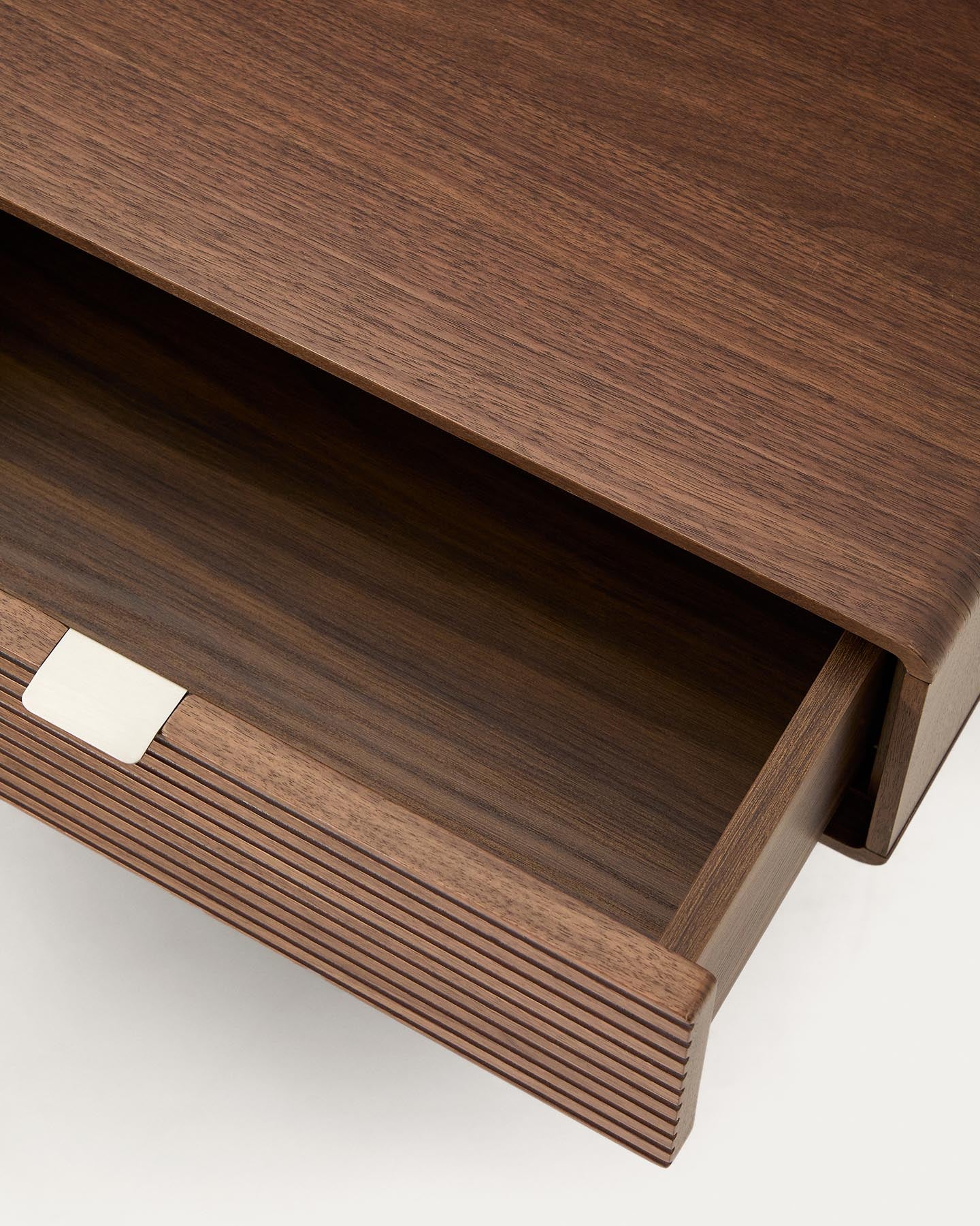 Bett Norlen mit zwei Nachttischen aus Nussbaumfurnier mit dunklem Finish und LED-Licht für Matratzen 180 x 200 cm FSC Mix Credit in Dunkelbraun präsentiert im Onlineshop von KAQTU Design AG. Bett ist von Kave Home