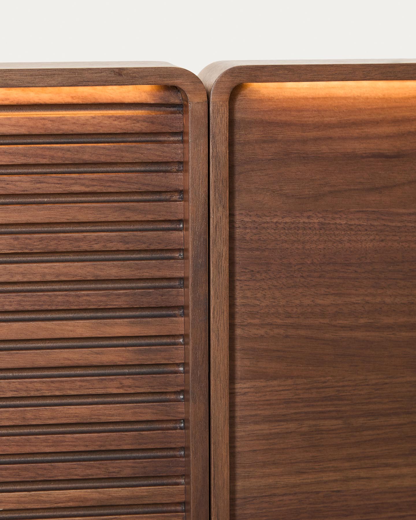 Bett Norlen mit zwei Nachttischen aus Nussbaumfurnier mit dunklem Finish und LED-Licht für Matratzen 180 x 200 cm FSC Mix Credit in Dunkelbraun präsentiert im Onlineshop von KAQTU Design AG. Bett ist von Kave Home