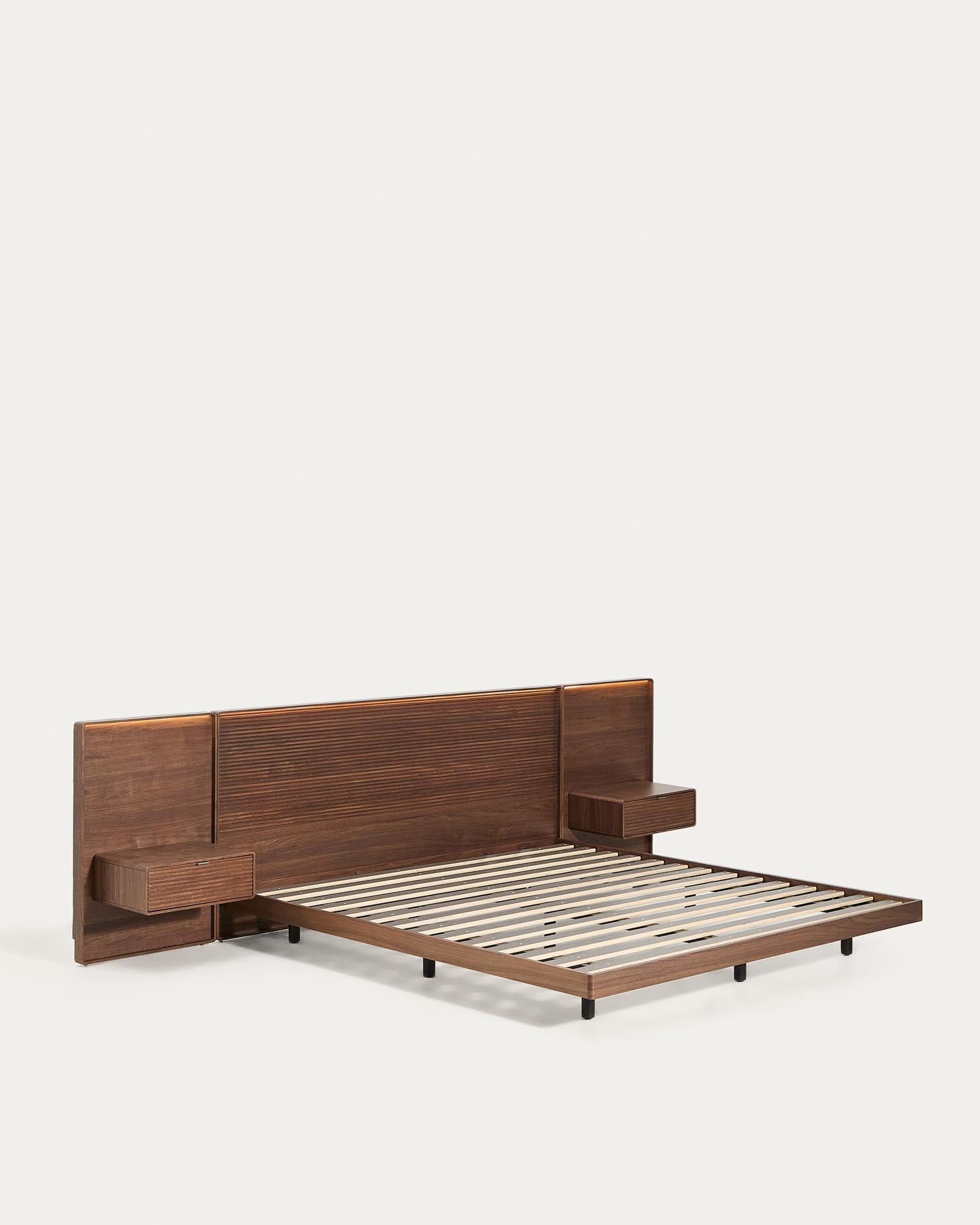 Bett Norlen mit zwei Nachttischen aus Nussbaumfurnier mit dunklem Finish und LED-Licht für Matratzen 180 x 200 cm FSC Mix Credit in Dunkelbraun präsentiert im Onlineshop von KAQTU Design AG. Bett ist von Kave Home