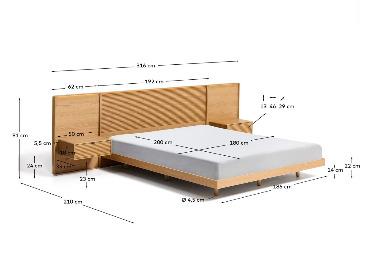 Bett Norlen mit 2 Nachttischen aus Eichenfurnier mit naturfarbenem Finish und LED-Licht für Matratzen 180 x 200 cm FSC Mix Credit in Braun präsentiert im Onlineshop von KAQTU Design AG. Bett ist von Kave Home