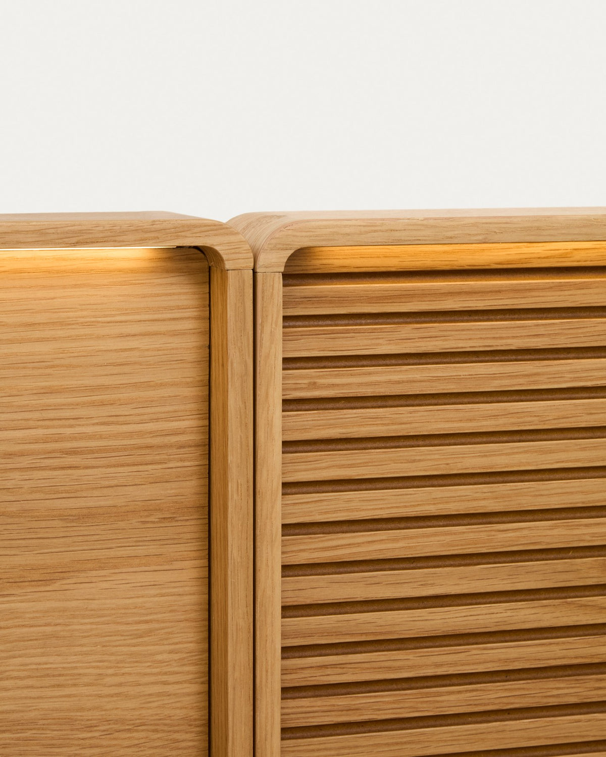 Bett Norlen mit 2 Nachttischen aus Eichenfurnier mit naturfarbenem Finish und LED-Licht für Matratzen 180 x 200 cm FSC Mix Credit in Braun präsentiert im Onlineshop von KAQTU Design AG. Bett ist von Kave Home