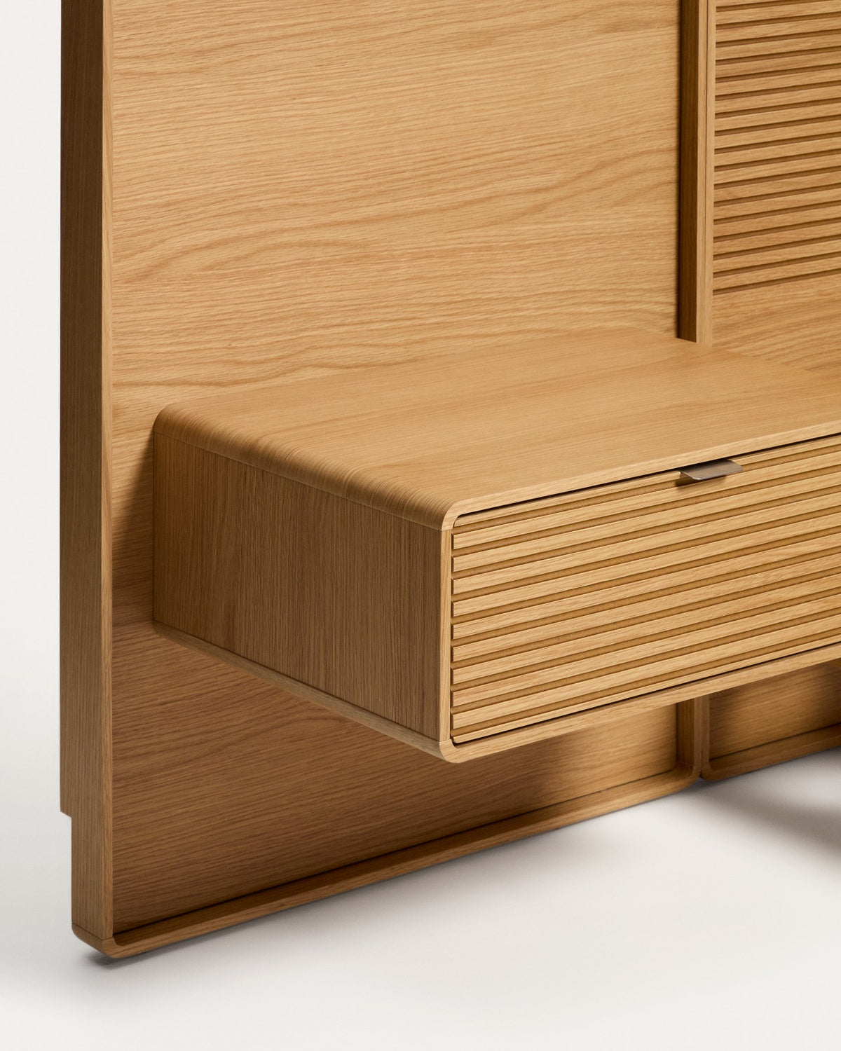 Bett Norlen mit 2 Nachttischen aus Eichenfurnier mit naturfarbenem Finish und LED-Licht für Matratzen 180 x 200 cm FSC Mix Credit in Braun präsentiert im Onlineshop von KAQTU Design AG. Bett ist von Kave Home