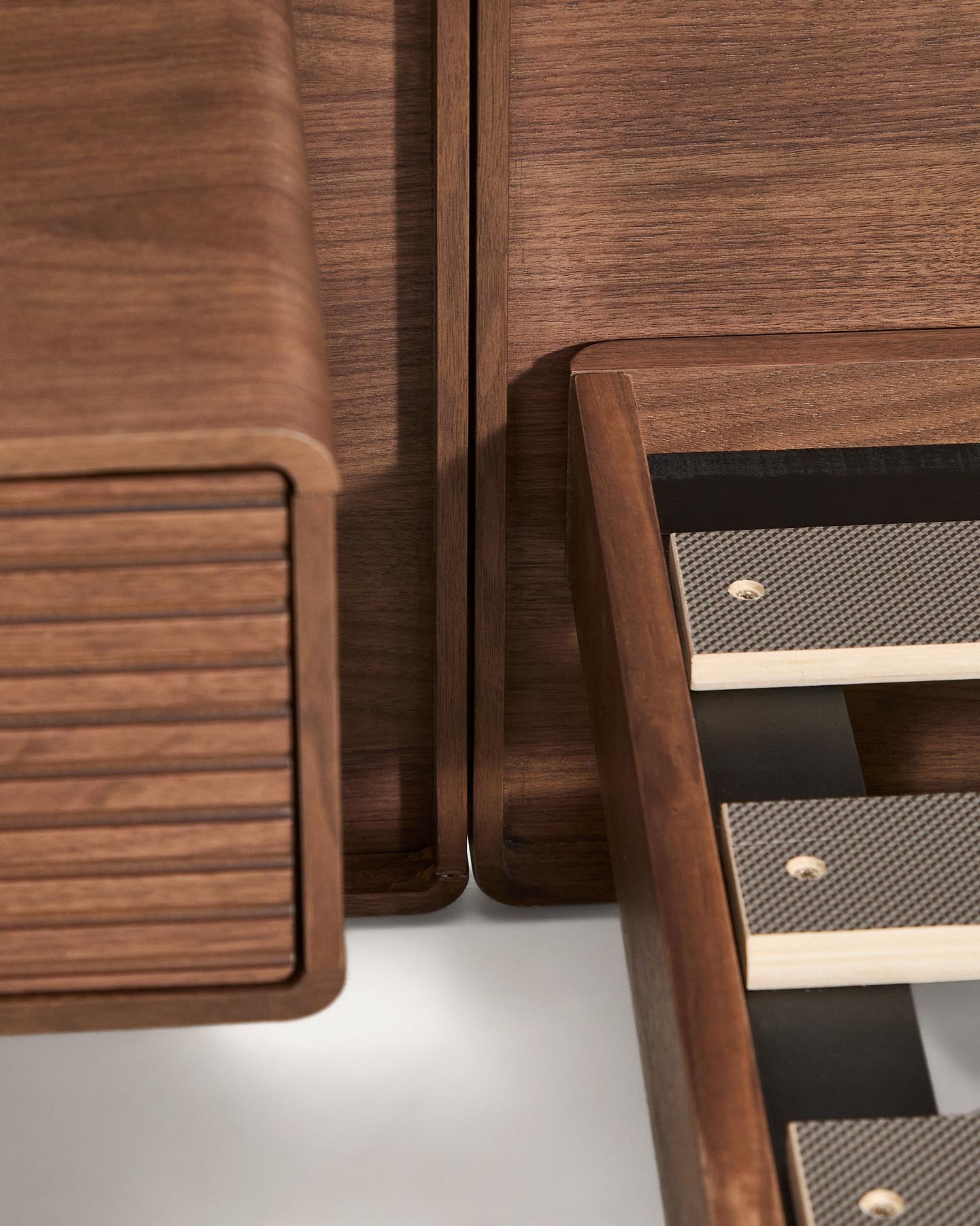 Bett Norlen mit zwei Nachttischen aus Nussbaumfurnier mit dunklem Finish und LED-Licht für Matratzen 160 x 200 cm FSC Mix Credit in Dunkelbraun präsentiert im Onlineshop von KAQTU Design AG. Bett ist von Kave Home