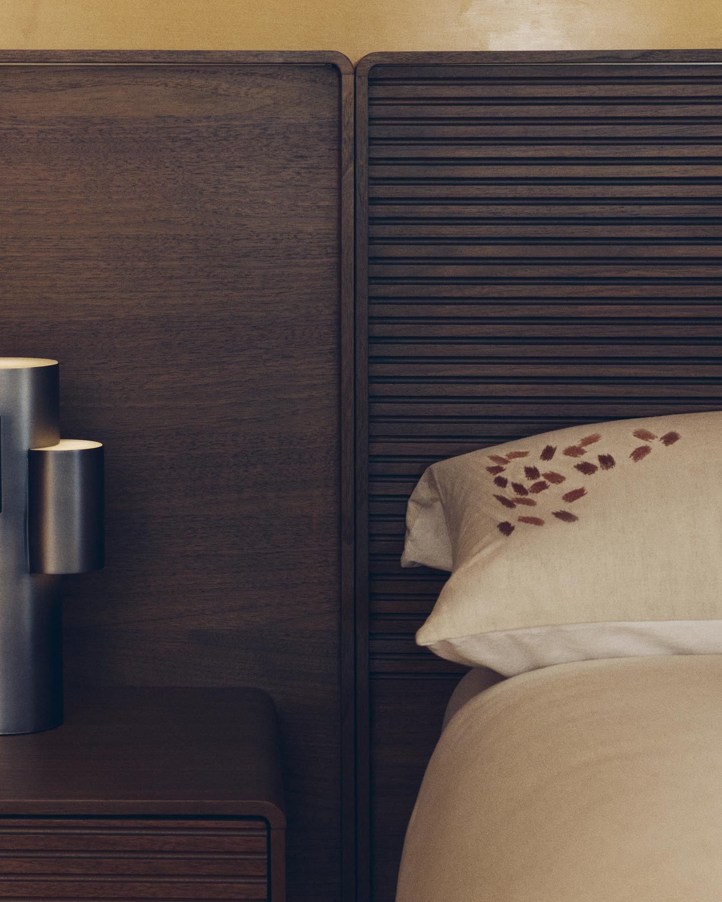 Bett Norlen mit zwei Nachttischen aus Nussbaumfurnier mit dunklem Finish und LED-Licht für Matratzen 160 x 200 cm FSC Mix Credit in Dunkelbraun präsentiert im Onlineshop von KAQTU Design AG. Bett ist von Kave Home