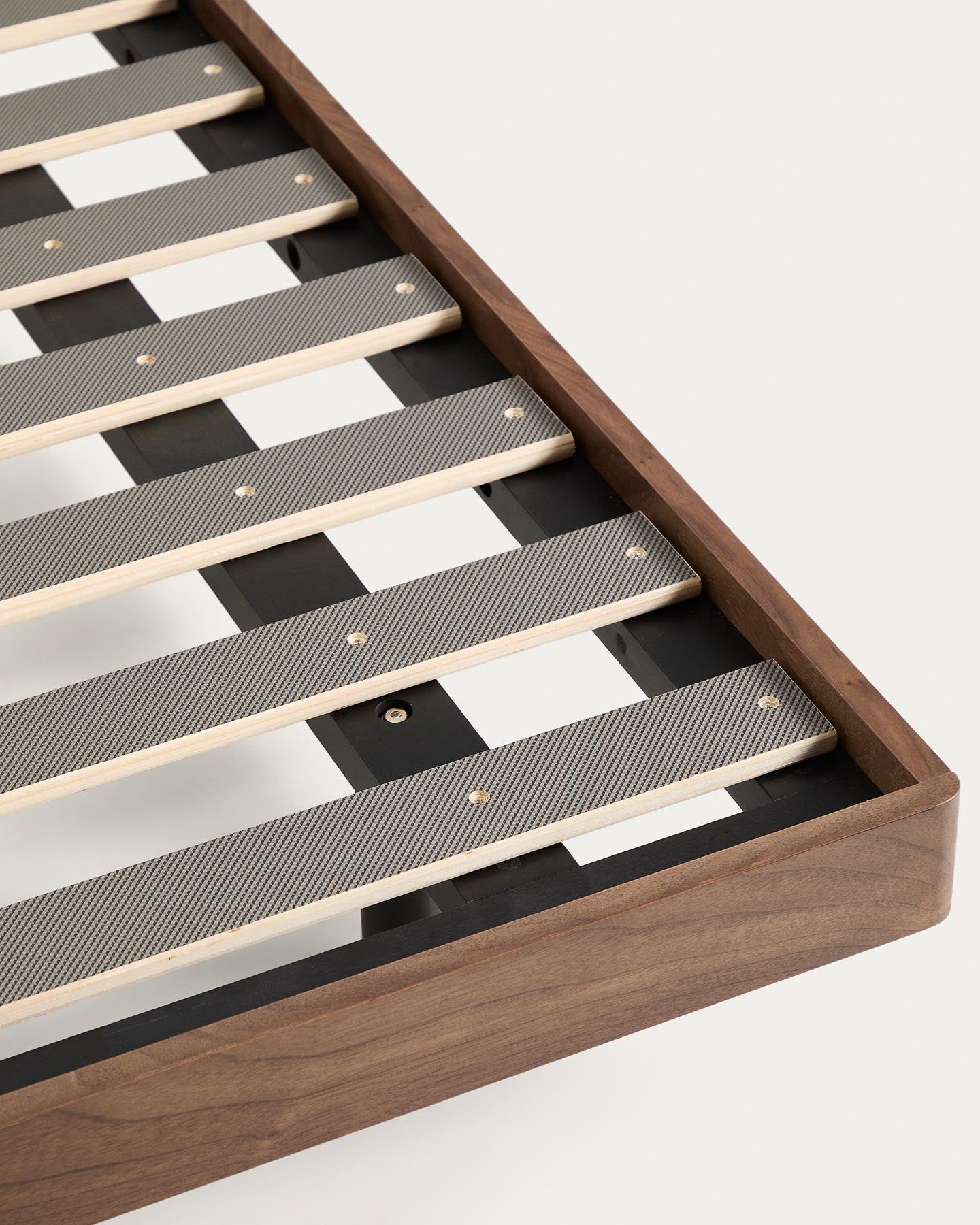 Bett Norlen aus Nussbaumfurnier mit dunklem Finish und LED-Licht für Matratzen 180 x 200 cm FSC Mix Credit in Dunkelbraun präsentiert im Onlineshop von KAQTU Design AG. Bett ist von Kave Home