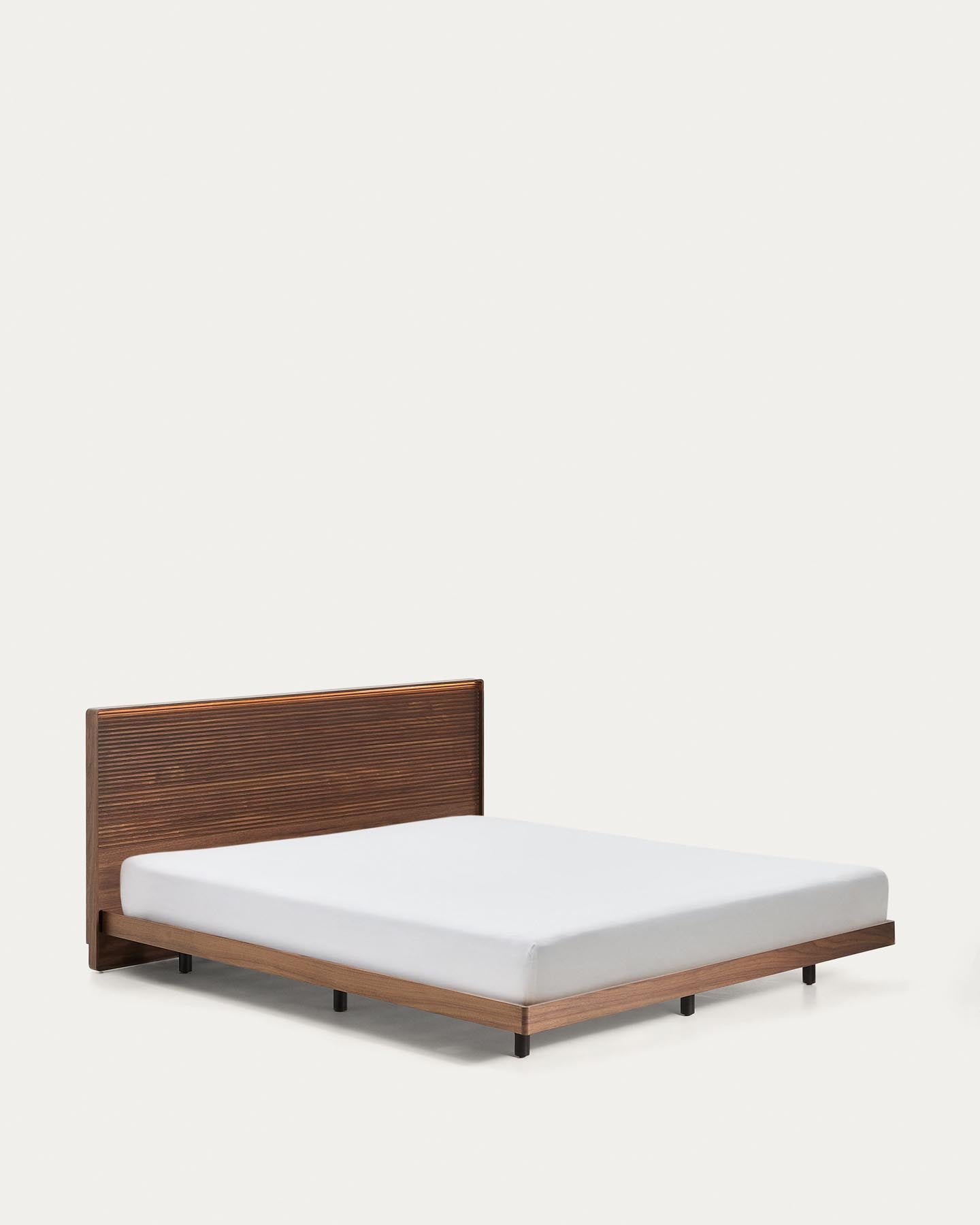 Bett Norlen aus Nussbaumfurnier mit dunklem Finish und LED-Licht für Matratzen 180 x 200 cm FSC Mix Credit in Dunkelbraun präsentiert im Onlineshop von KAQTU Design AG. Bett ist von Kave Home
