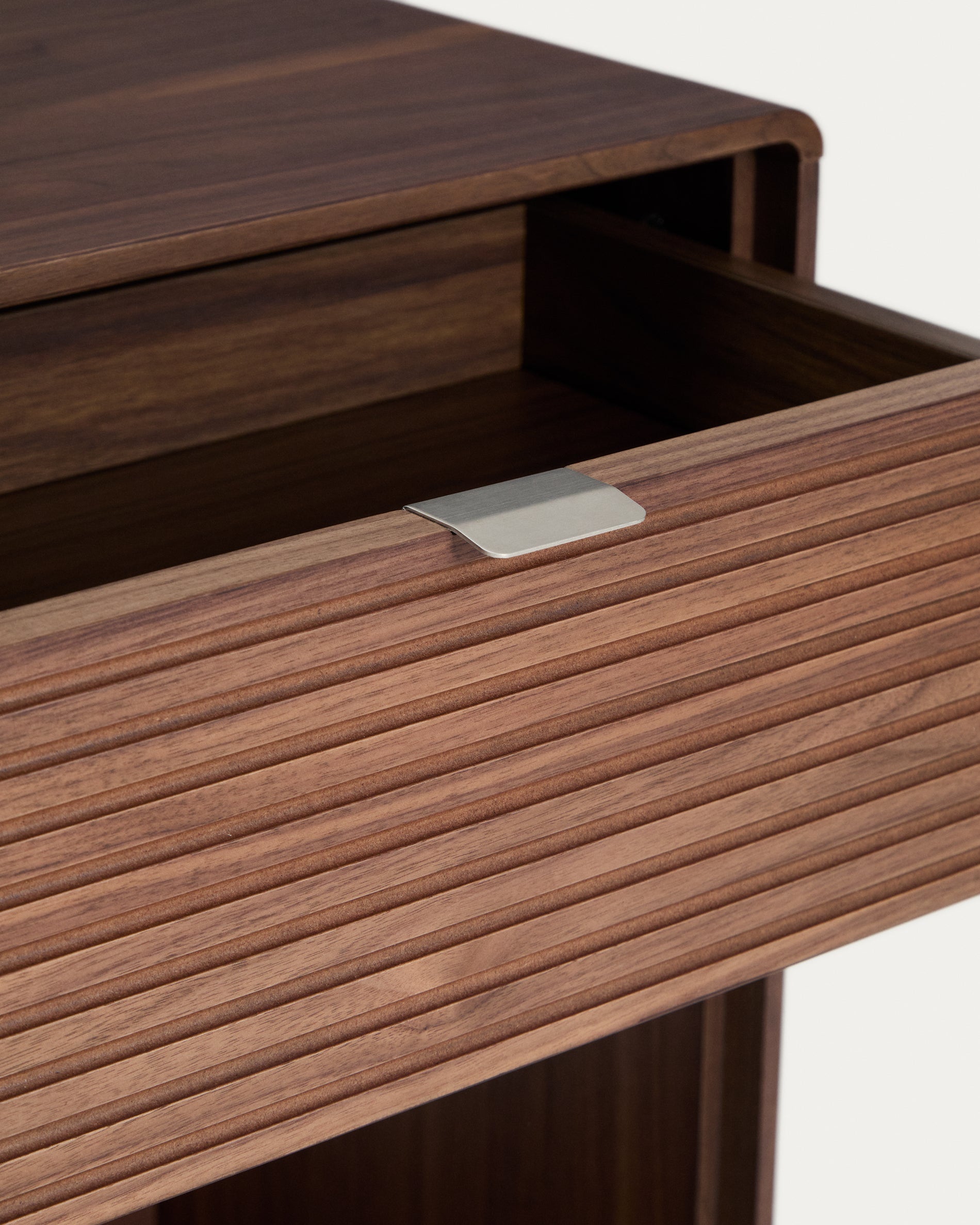 Konsolentisch Norlen mit Schublade und Regalboden in Nussbaumfurnier, FSC Mix Credit, 60 x 81 cm in Dunkelbraun präsentiert im Onlineshop von KAQTU Design AG. Konsolentisch ist von Kave Home