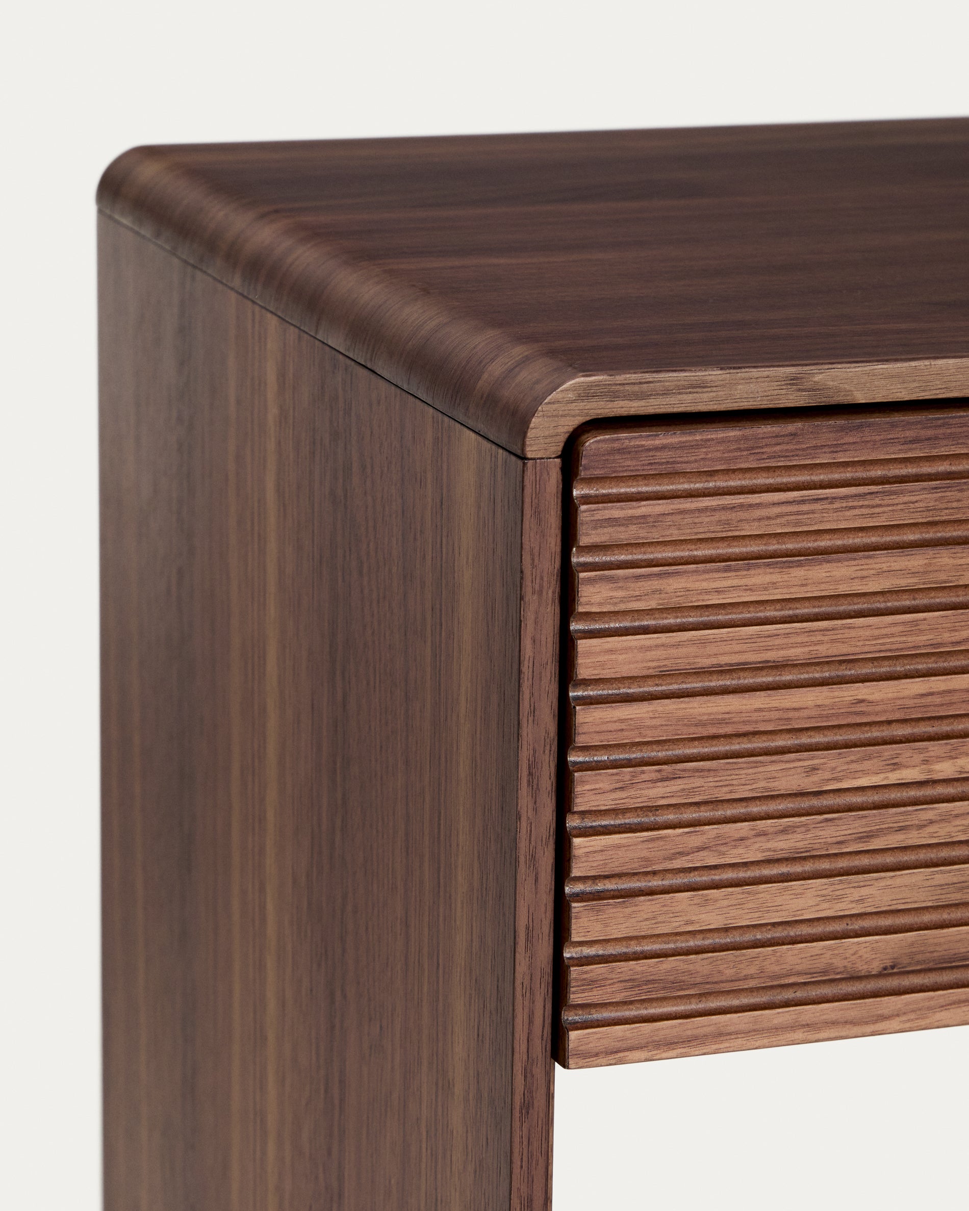 Konsolentisch Norlen mit Schublade und Regalboden in Nussbaumfurnier, FSC Mix Credit, 60 x 81 cm in Dunkelbraun präsentiert im Onlineshop von KAQTU Design AG. Konsolentisch ist von Kave Home