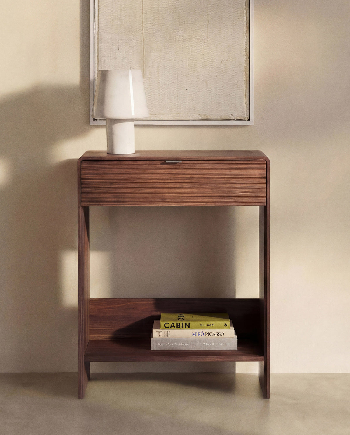 Konsolentisch Norlen mit Schublade und Regalboden aus Nussbaumfurnier FSC Mix Credit 60 x 81 cm in Dunkelbraun präsentiert im Onlineshop von KAQTU Design AG. Konsolentisch ist von Kave Home