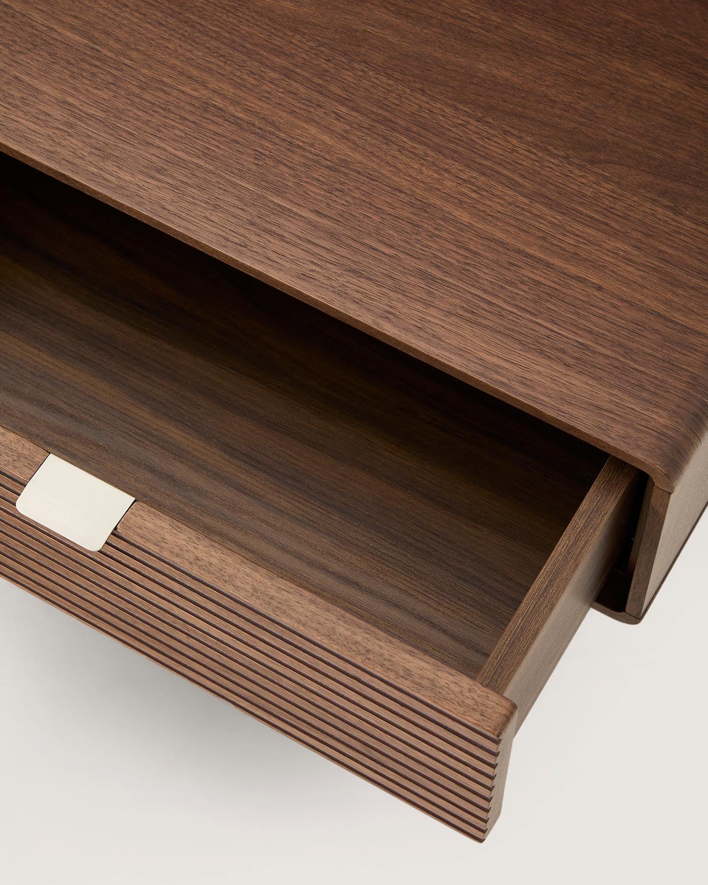 Bettkopfteil Norlen mit zwei Nachttischen aus Nussbaumfurnier mit dunklem Finish und LED-Licht für Betten bis 180 cm, FSC Mix Credit in Dunkelbraun präsentiert im Onlineshop von KAQTU Design AG. Kopfteile ist von Kave Home