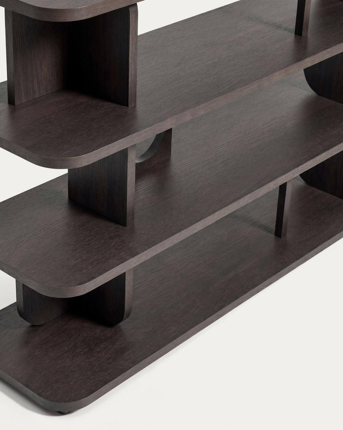 Regal Aduma von Kave Home aus Eichenholzfurnier mit ebonisiertem Finish in Dunkelbraun, geometrische Formen, Masse 160x187,5 cm.