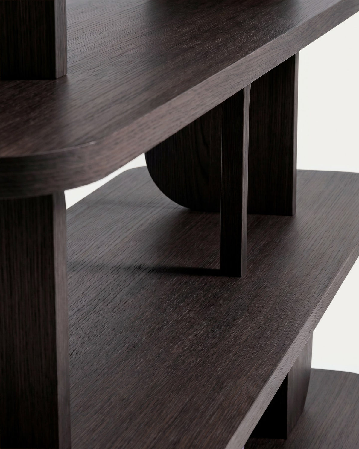 Regal Aduma von Kave Home aus Eichenholzfurnier mit ebonisiertem Finish in Dunkelbraun, geometrische Formen, Masse 160x187,5 cm.