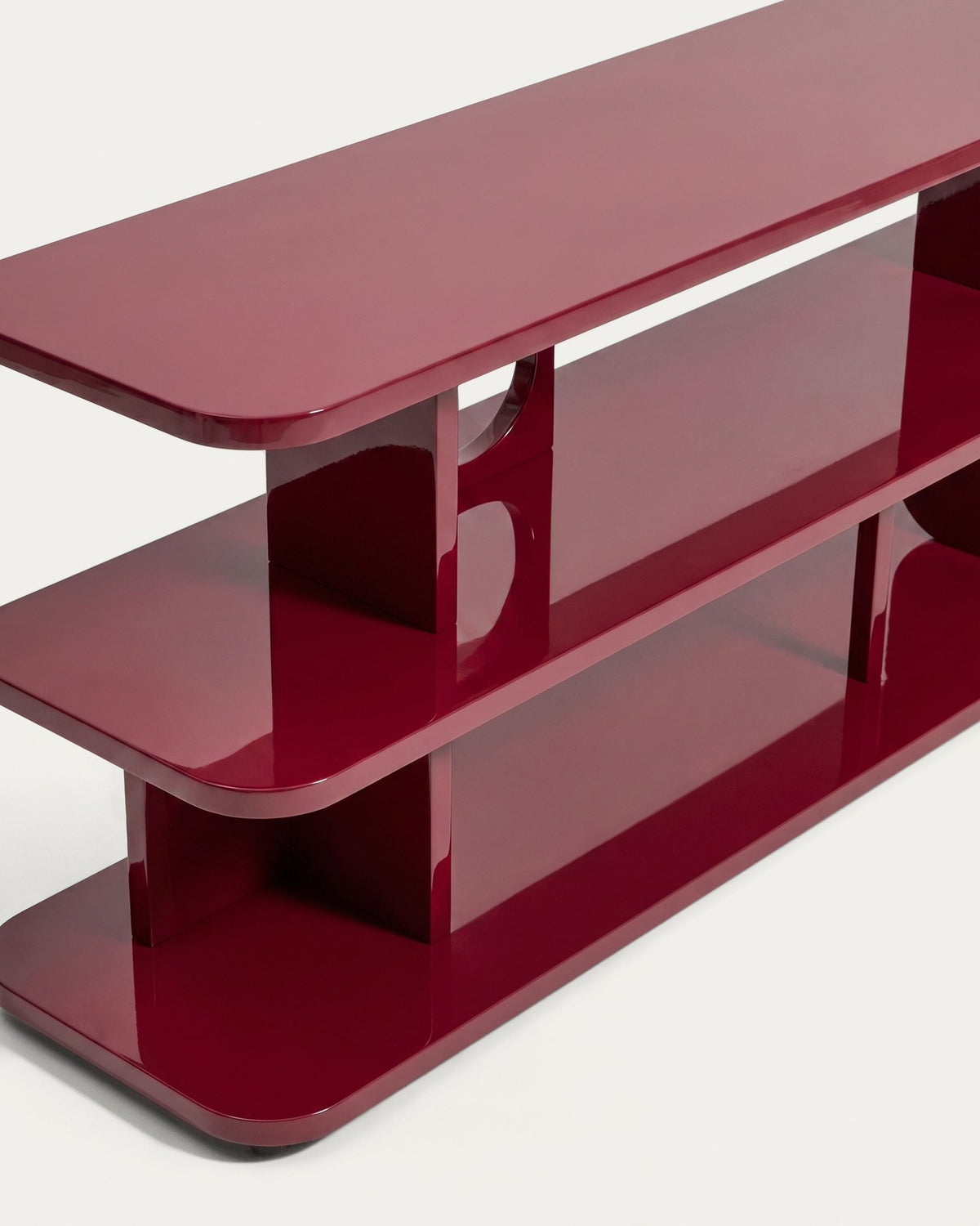 Freistehendes Regal Aduma aus MDF und Buchenholz in Granatrot mit glänzender Lackierung, geschwungene Form und offenen Fächern.