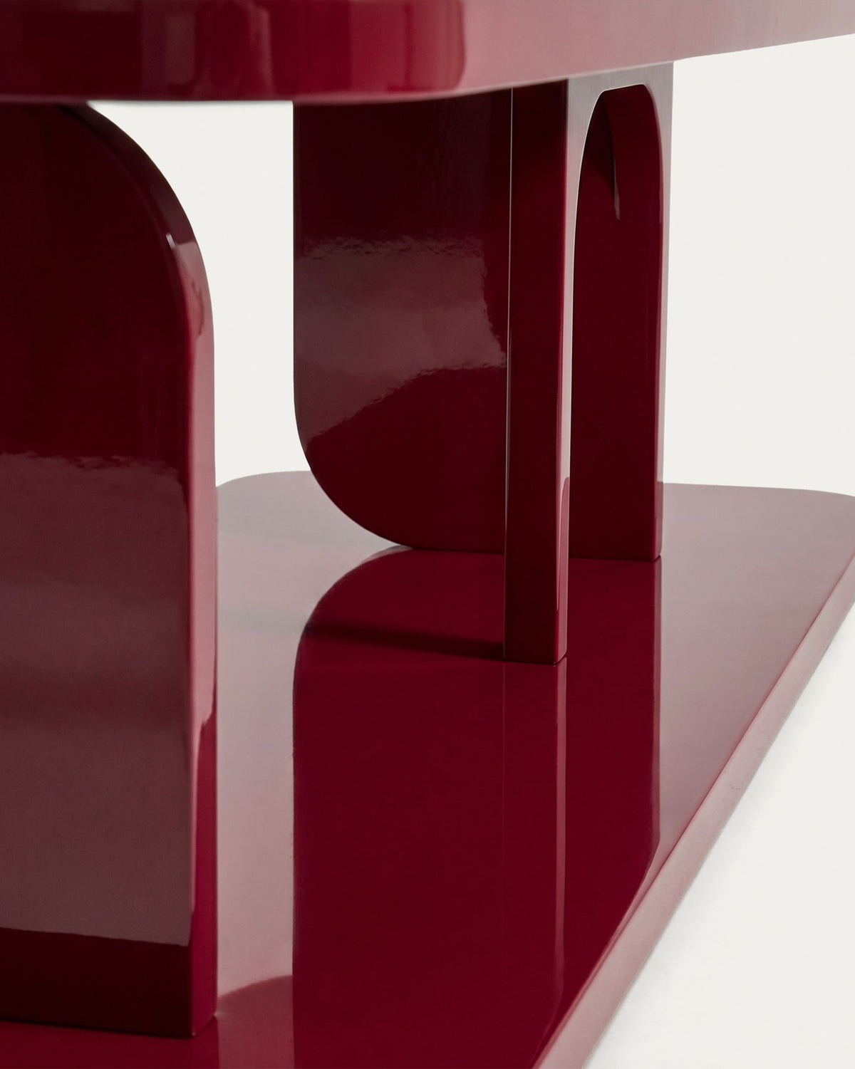 Freistehendes Regal Aduma aus MDF und Buchenholz in Granatrot mit glänzender Lackierung, geschwungene Form und offenen Fächern.