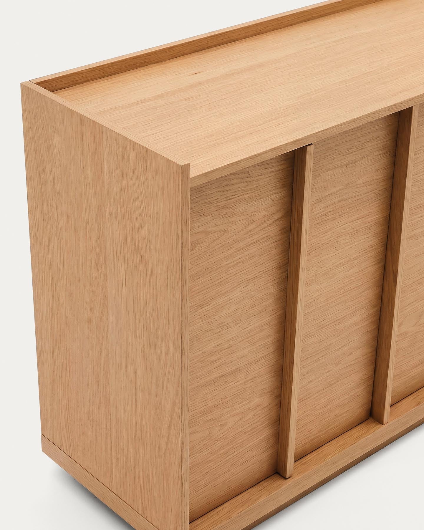 Sideboard Onix aus Eichenfurnier mit Naturton-Finish 200 x 80 cm FSC Mix Credit in Natur präsentiert im Onlineshop von KAQTU Design AG. Sideboard ist von Kave Home