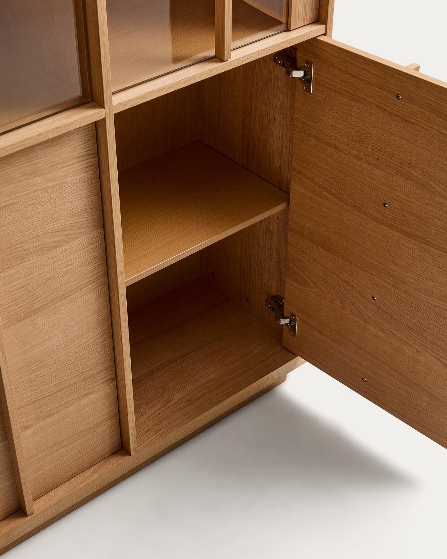Vitrine Onix aus massivem Eichenholz und Eichenfurnier mit Naturton-Finish 100 x 170 cm FSC Mix Credit in Natur präsentiert im Onlineshop von KAQTU Design AG. Sideboard ist von Kave Home