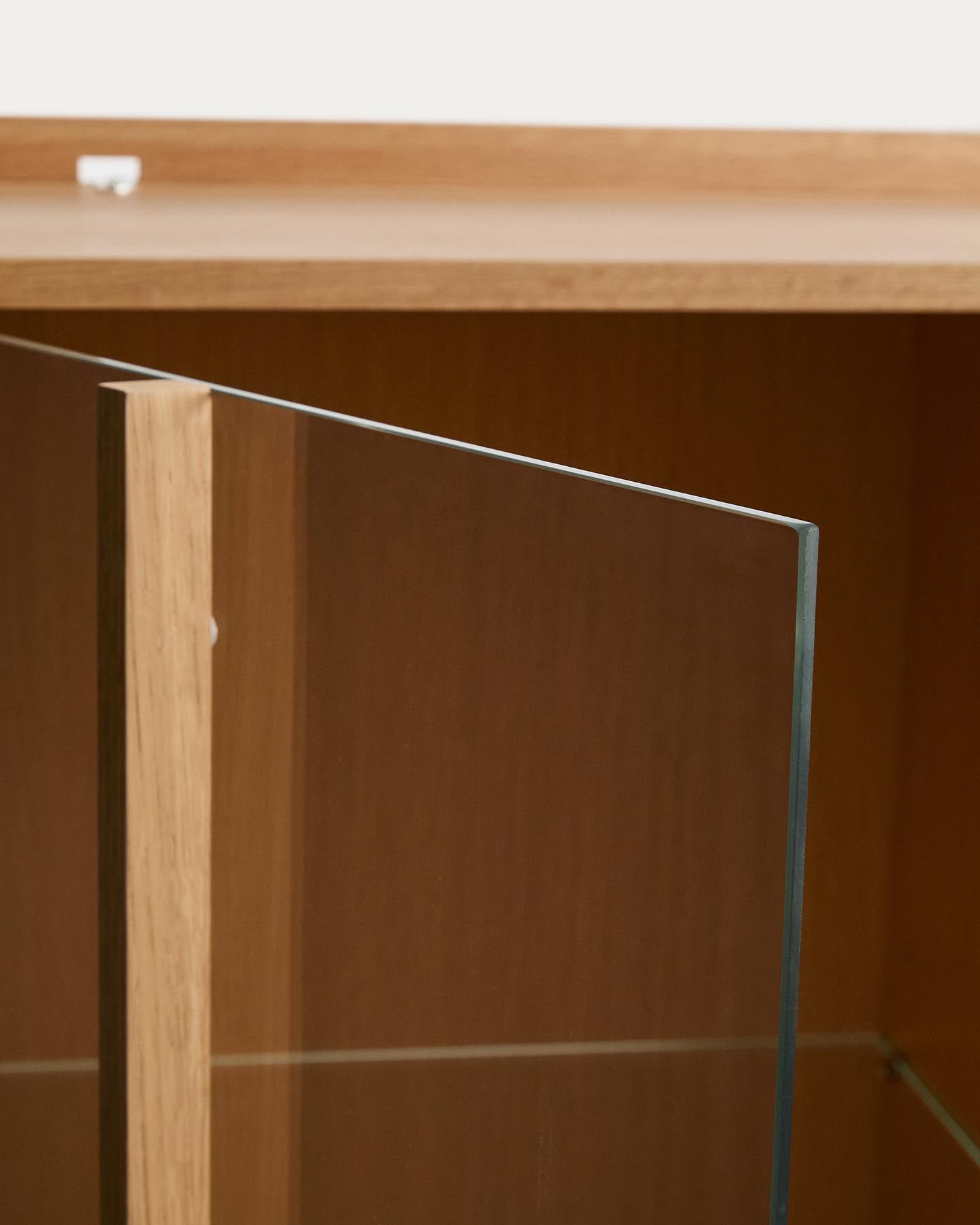 Vitrine Onix aus massivem Eichenholz und Eichenfurnier mit Naturton-Finish 100 x 170 cm FSC Mix Credit in Natur präsentiert im Onlineshop von KAQTU Design AG. Sideboard ist von Kave Home