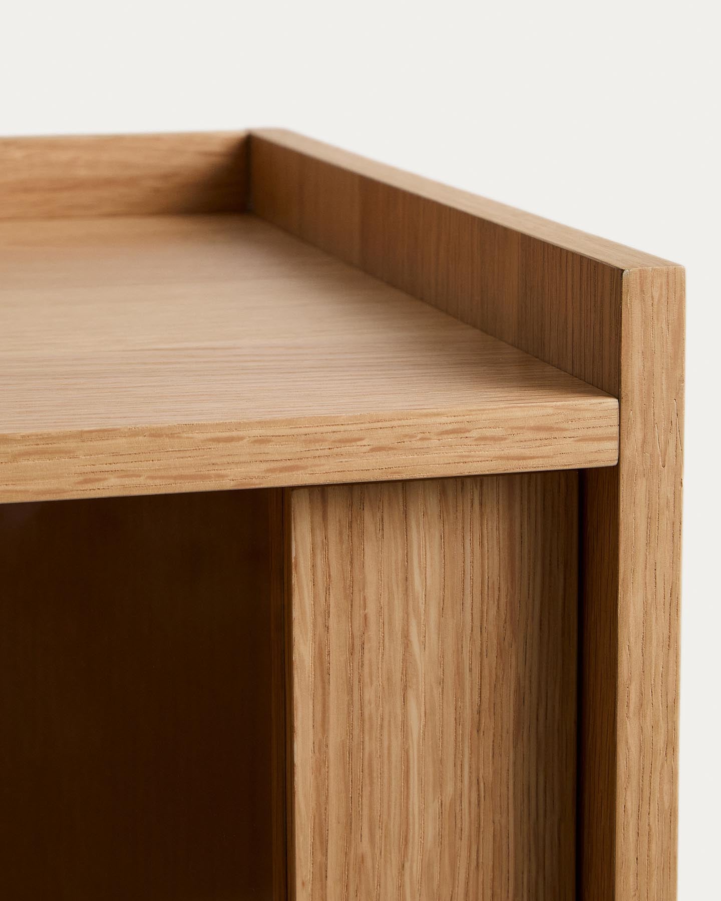 Vitrine Onix aus massivem Eichenholz und Eichenfurnier mit Naturton-Finish 100 x 170 cm FSC Mix Credit in Natur präsentiert im Onlineshop von KAQTU Design AG. Sideboard ist von Kave Home