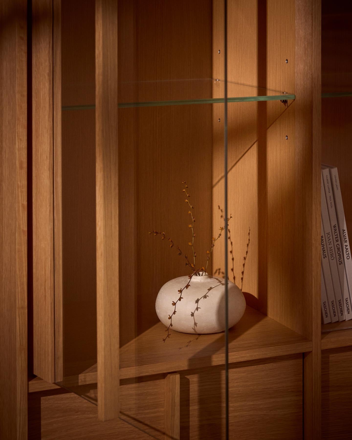 Vitrine Onix aus massivem Eichenholz und Eichenfurnier mit Naturton-Finish 100 x 170 cm FSC Mix Credit in Natur präsentiert im Onlineshop von KAQTU Design AG. Sideboard ist von Kave Home