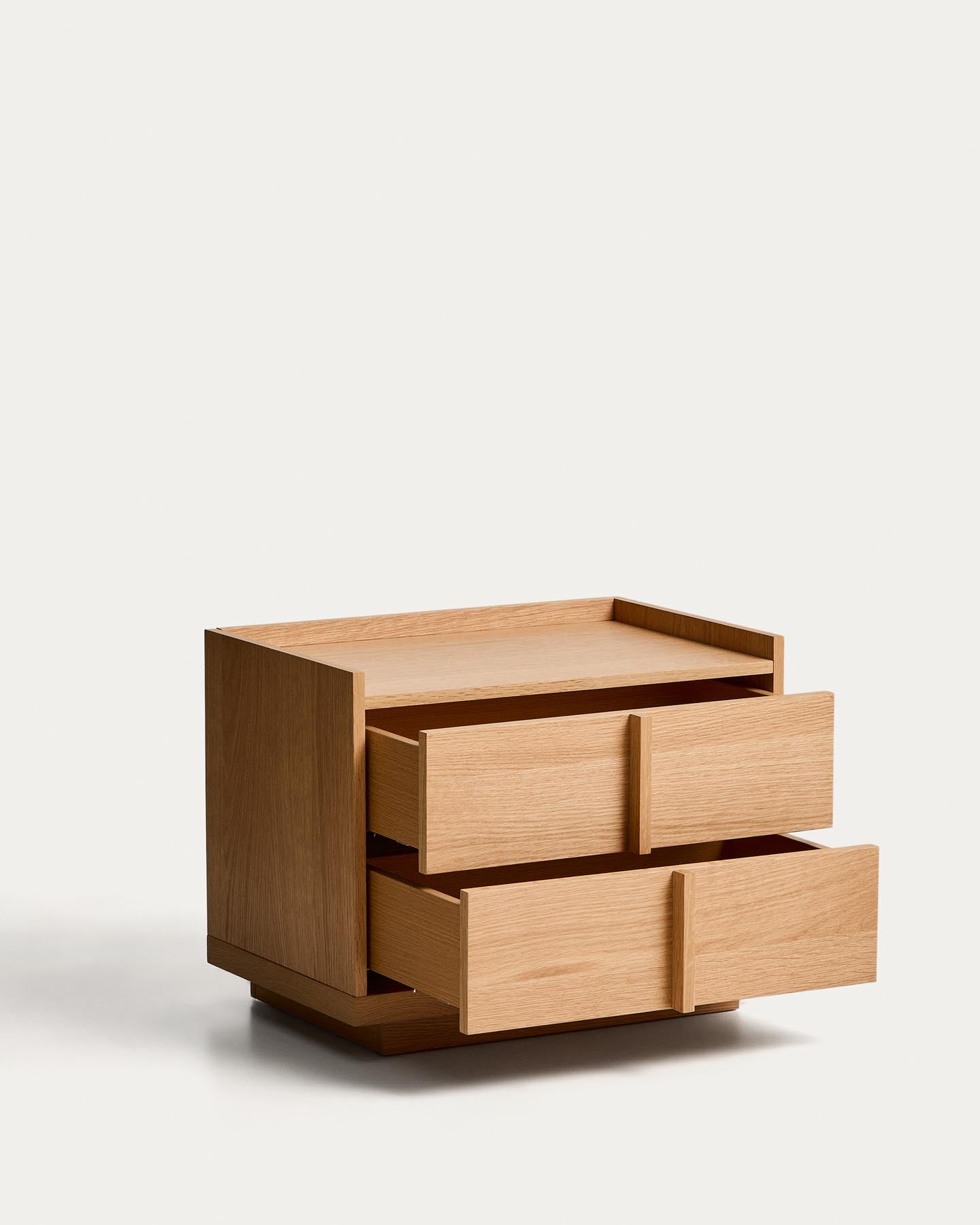 Nachttisch Onix 2 Schubladen aus Eichenfurnier Naturton-Finish 60 x 47 cm FSC Mix Credit in Natur präsentiert im Onlineshop von KAQTU Design AG. Nachttisch ist von Kave Home