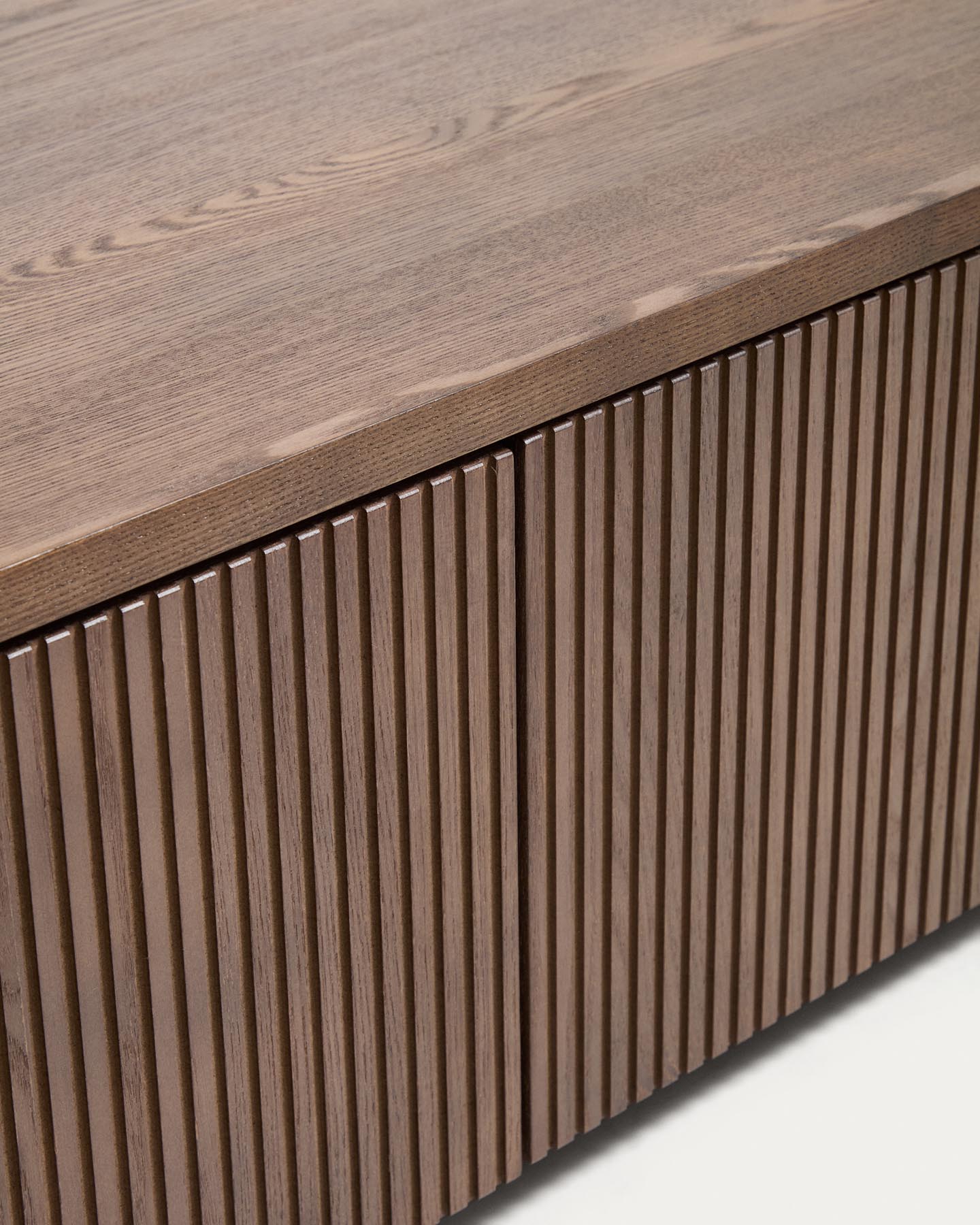 TV-Möbel Helvine 4 Schubladen aus Eichenfurnier mit Nussbaum-Finish 200 x 30 cm FSC 100% in Dunkelbraun präsentiert im Onlineshop von KAQTU Design AG. TV-Möbel ist von Kave Home
