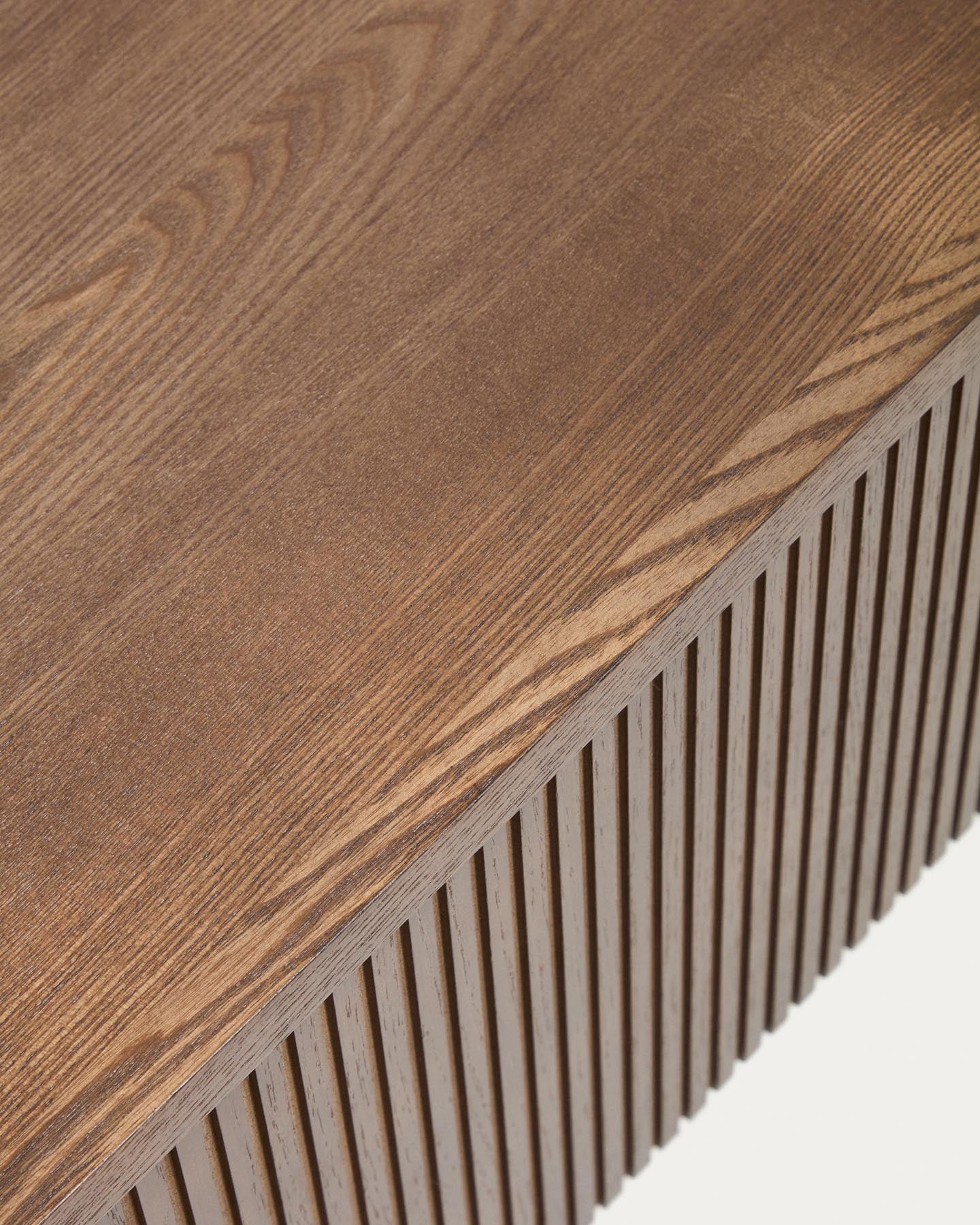 TV-Möbel Helvine 4 Schubladen aus Eichenfurnier mit Nussbaum-Finish 200 x 30 cm FSC 100% in Dunkelbraun präsentiert im Onlineshop von KAQTU Design AG. TV-Möbel ist von Kave Home