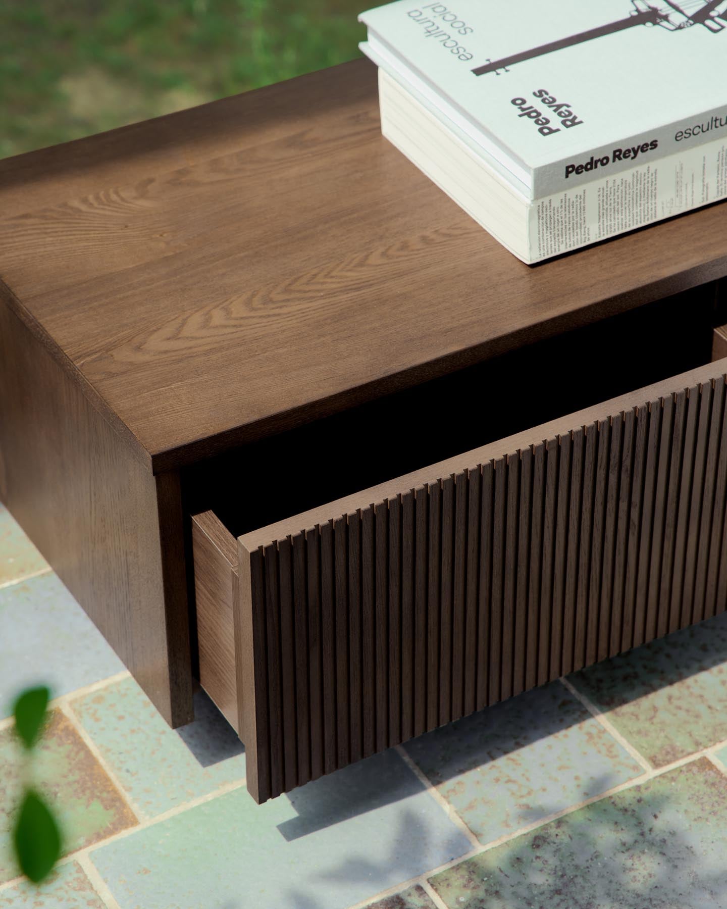 TV-Möbel Helvine 4 Schubladen aus Eichenfurnier mit Nussbaum-Finish 200 x 30 cm FSC 100% in Dunkelbraun präsentiert im Onlineshop von KAQTU Design AG. TV-Möbel ist von Kave Home