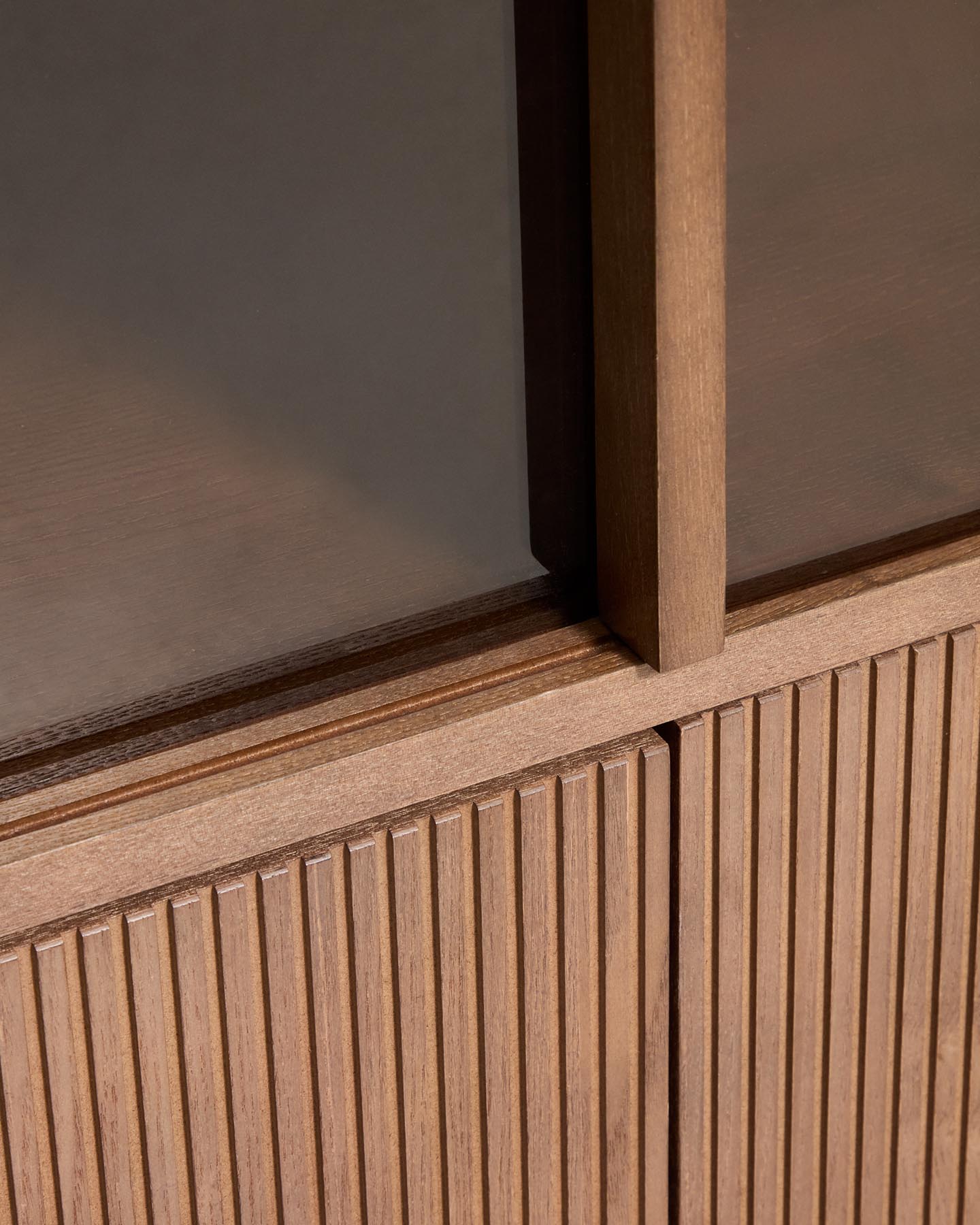 Vitrine Helvine 4 Türen 2 Schubladen Eichenfurnier mit Nussbaum-Finish und gehärtetes Glas 100 x 174 cm FSC 100% in Dunkelbraun präsentiert im Onlineshop von KAQTU Design AG. Sideboard ist von Kave Home